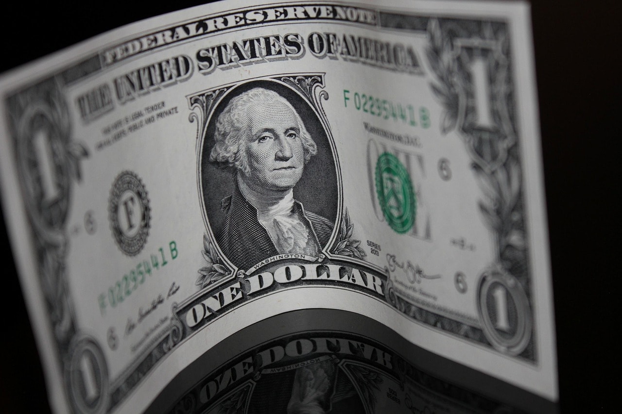 Dólar hoje recua com exterior e prévia do PIB no radar