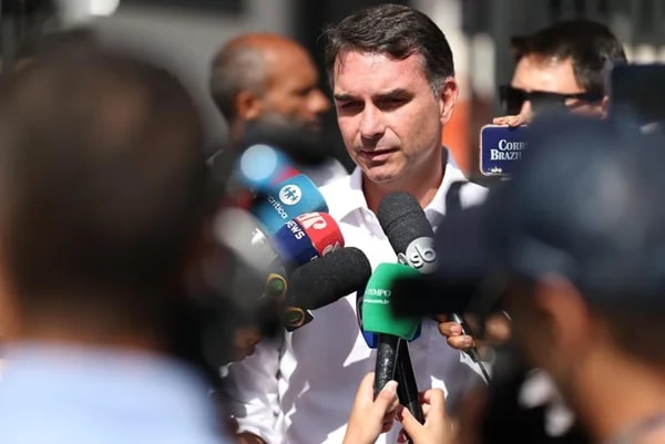 Flávio registra candidatura no TSE e declara R$ 8,1 milhões em bens