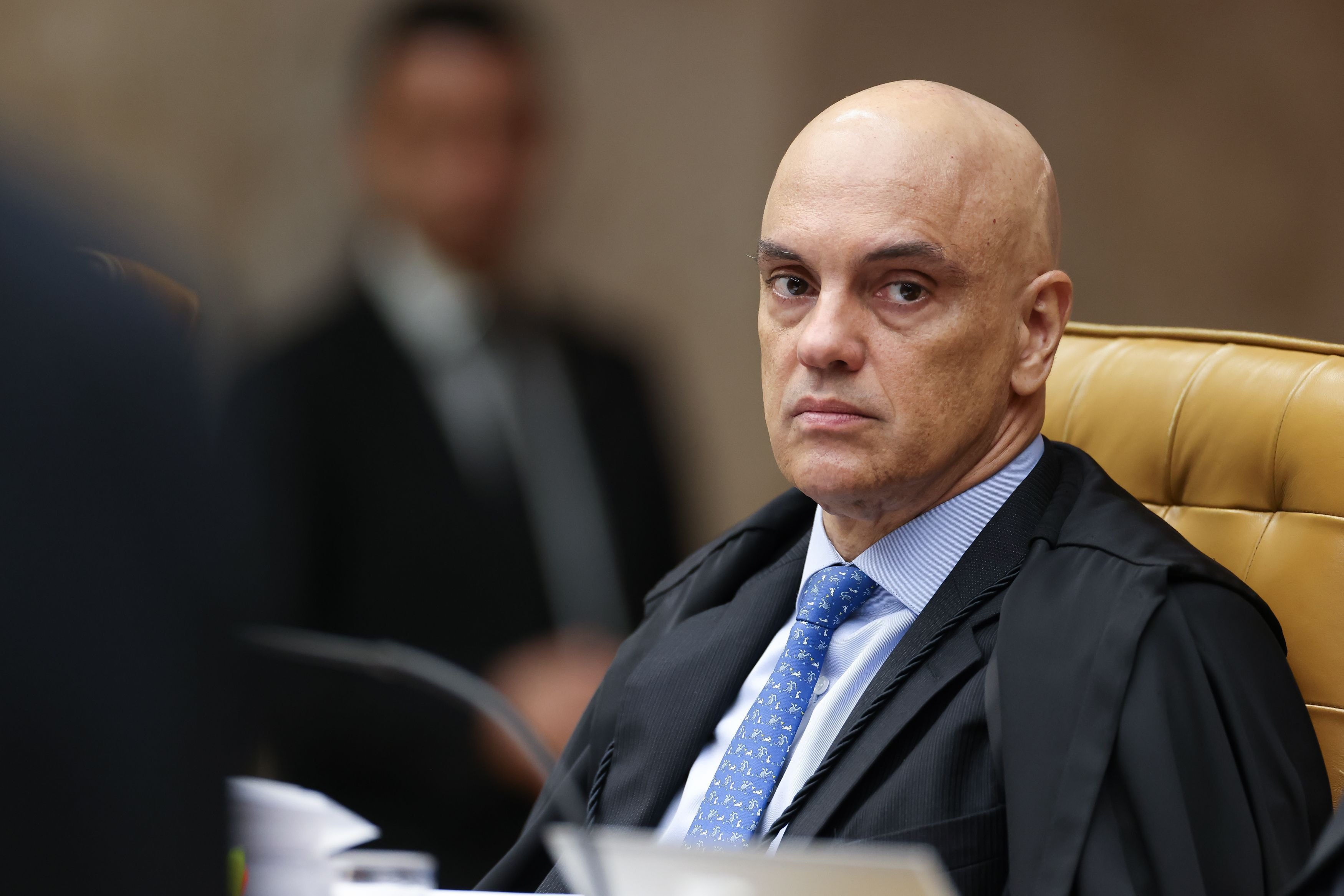 Julgamento de Eduardo avança enquanto STF avalia incluir Jair e Flávio