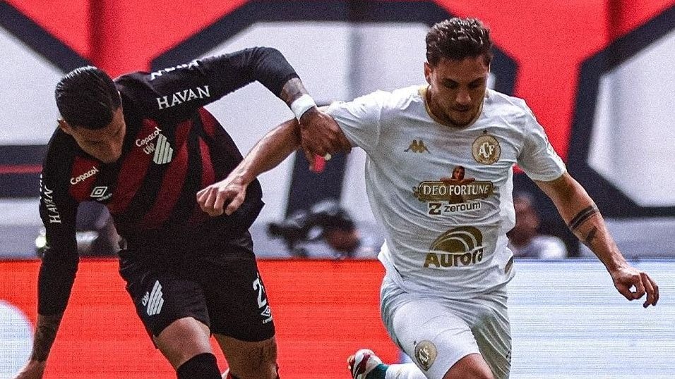 Odair aponta perseguição a atacante do Athletico-PR e detona arbitragem