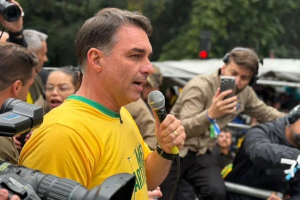 "Quem vota em Lula, vota em Alexandre de Moraes", diz Flávio em ato em SP