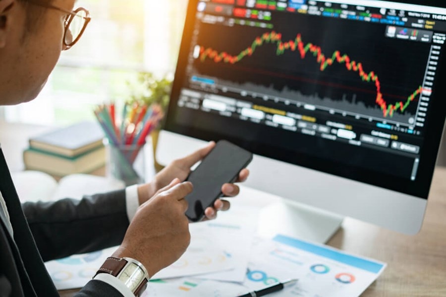 Risco geopolítico pesa e juros intermediários e longos firmam alta
