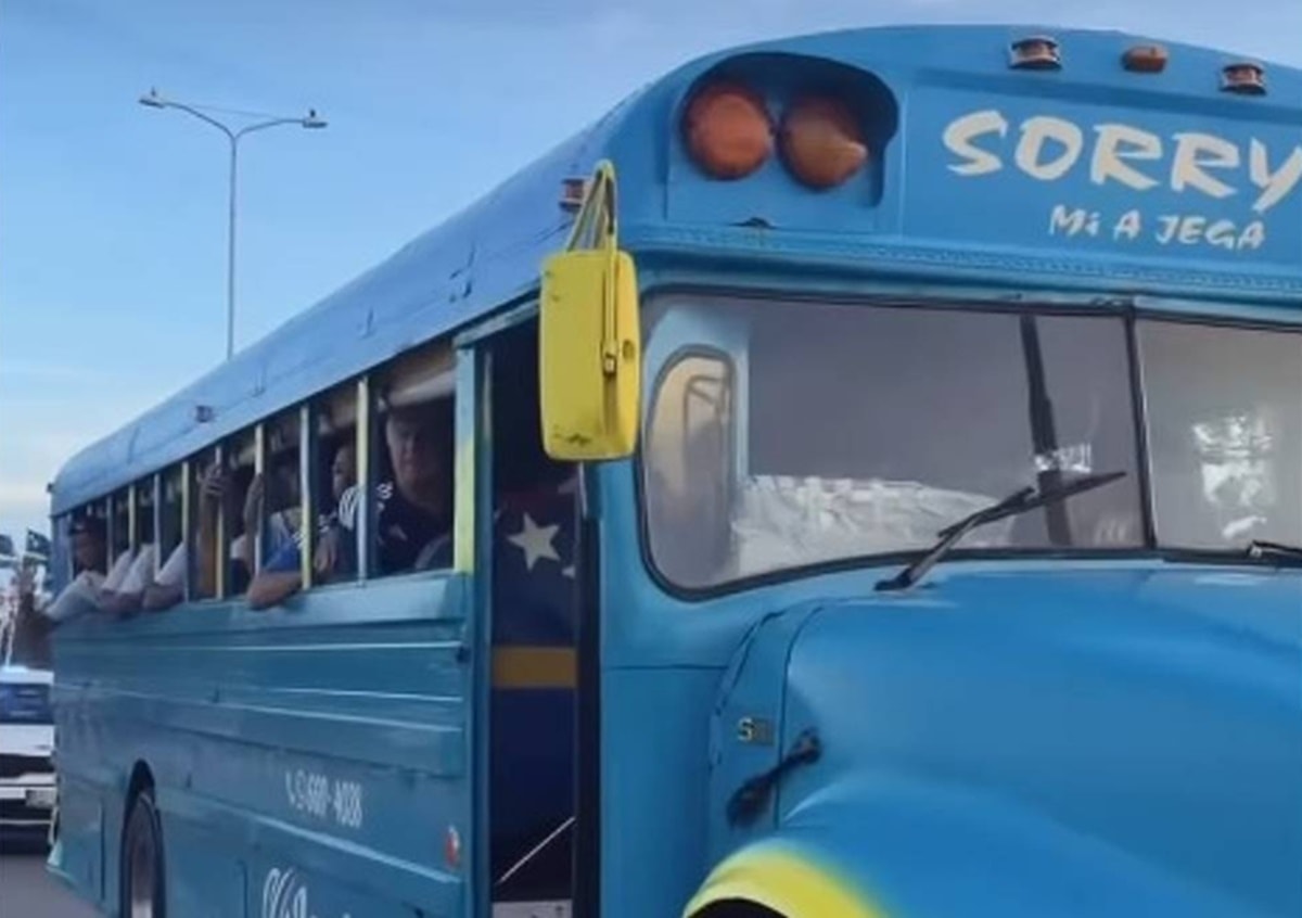 Seleção de Curaçao viraliza nas redes por andar de ônibus escolar. Veja vídeo