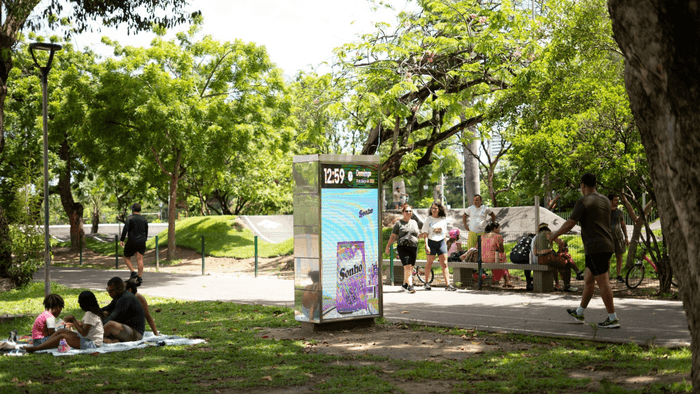 Mídia regenerativa: entenda o modelo que digitaliza cidades via dados e DOOH
