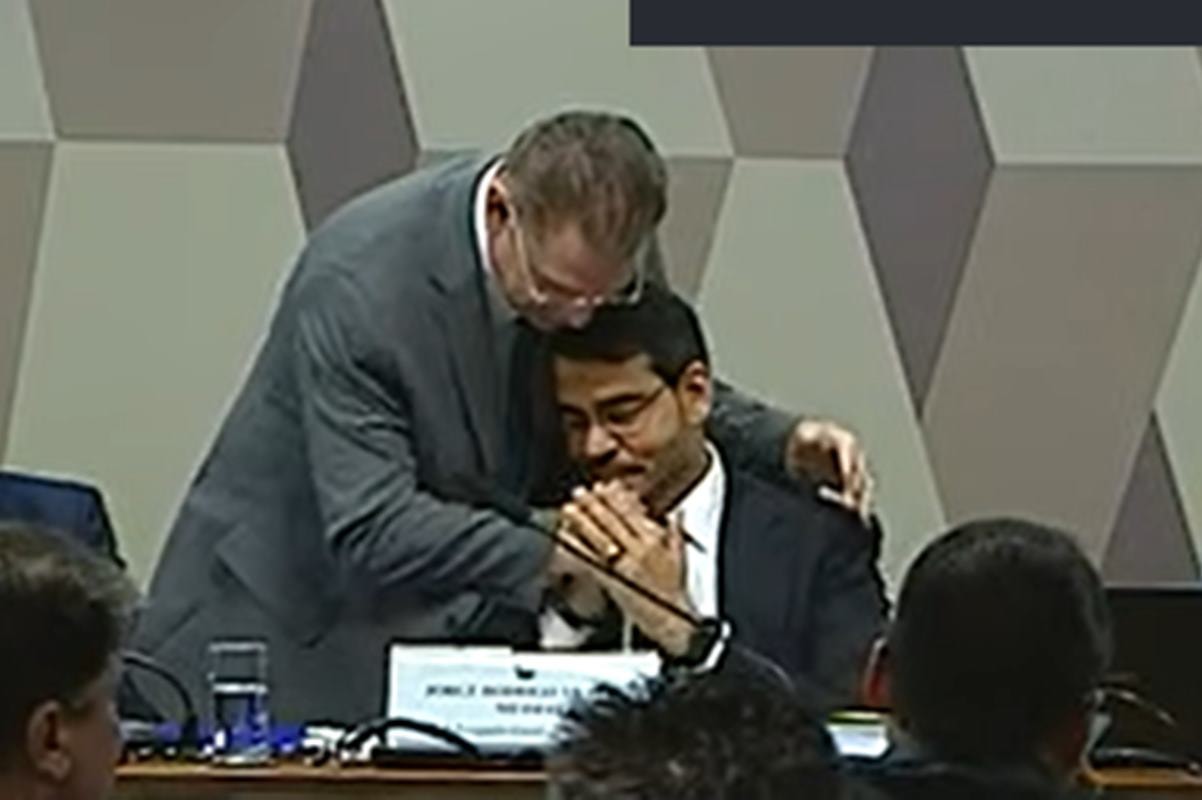 Líder do PL abraça Messias e dá conselho ao pé do ouvido. Vídeo