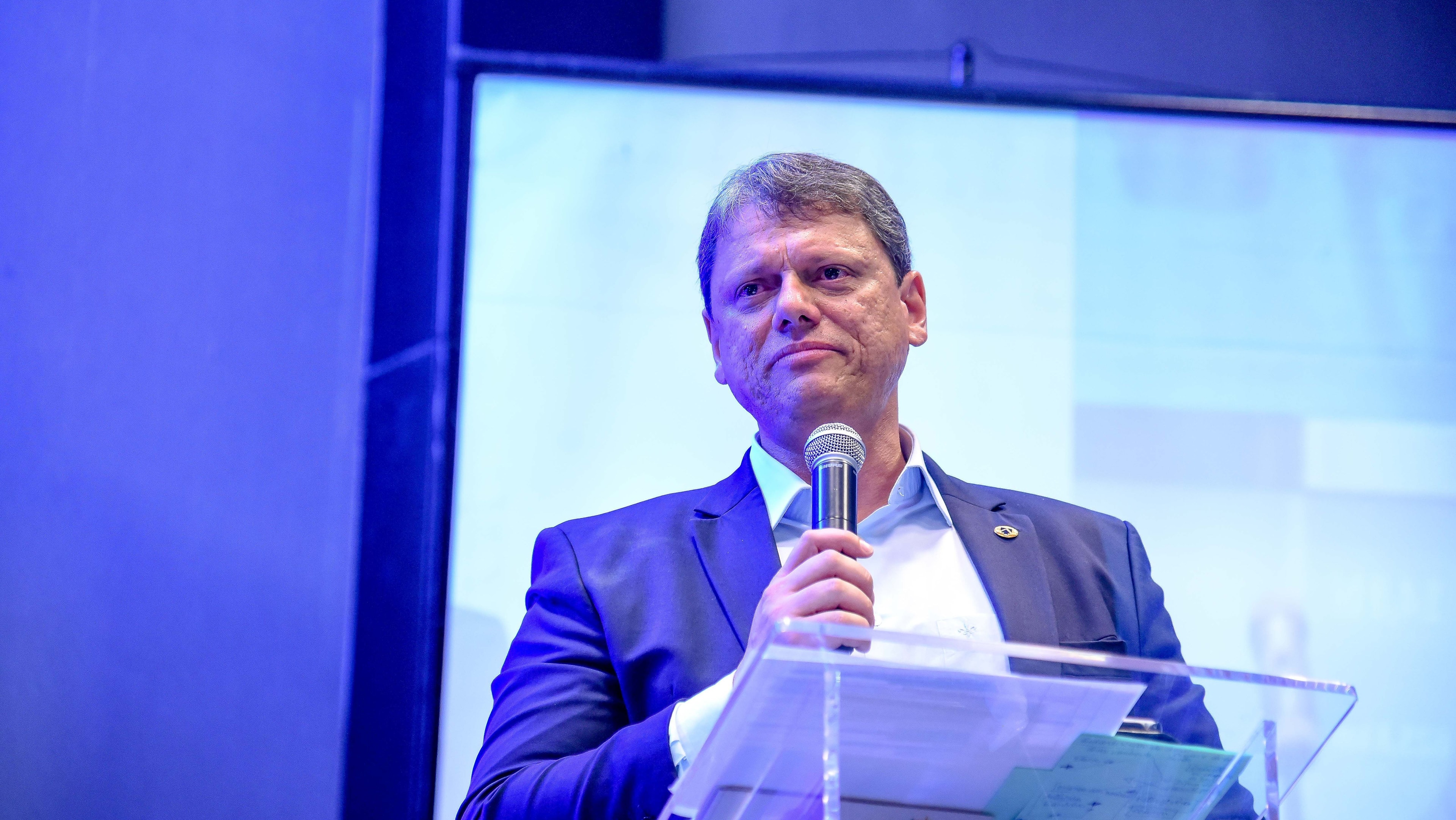 Flávio busca empresários para defender candidatura em meio à crise