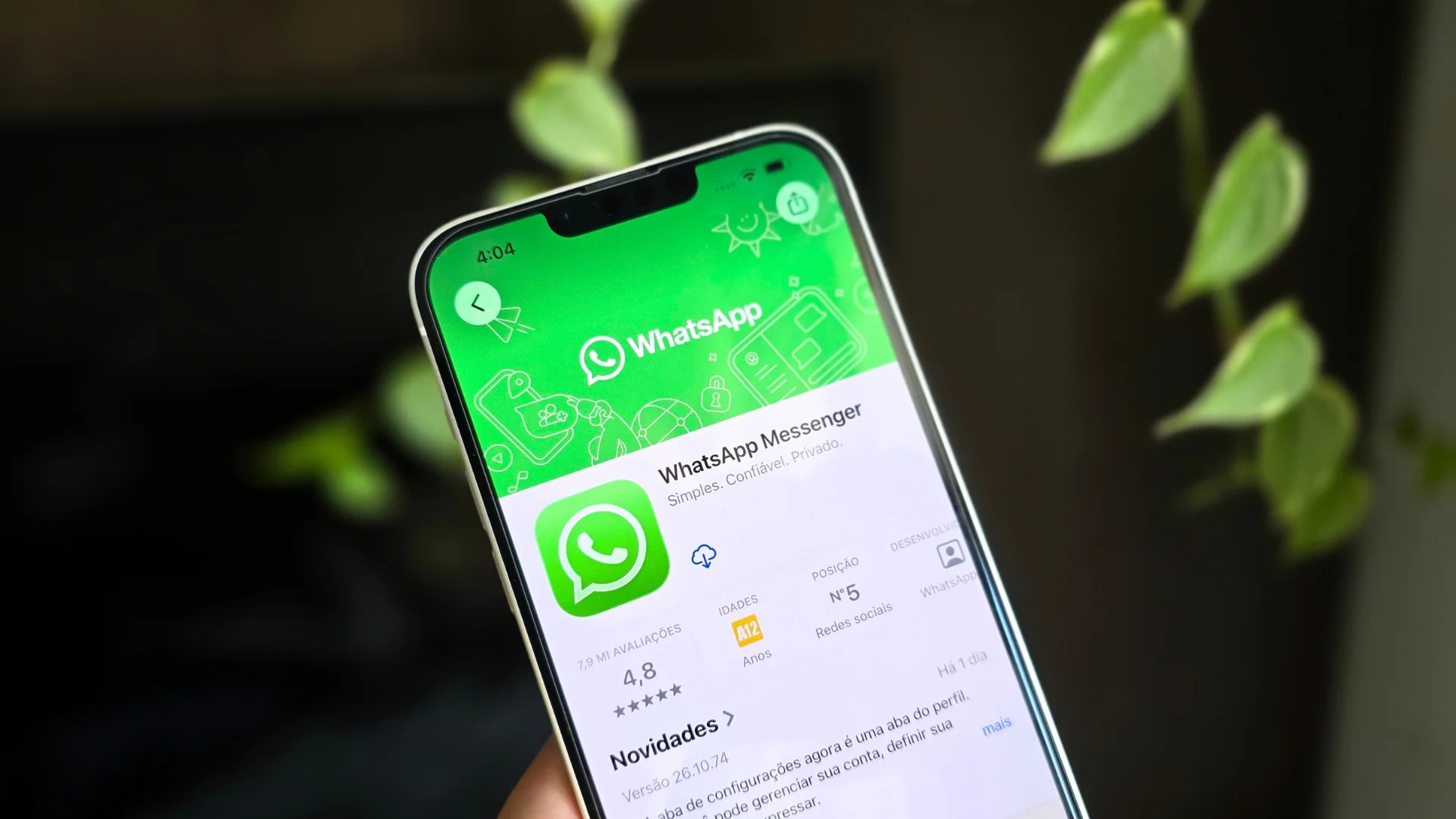 Nova versão do WhatsApp atualiza botões e player de vídeo com Liquid Glass