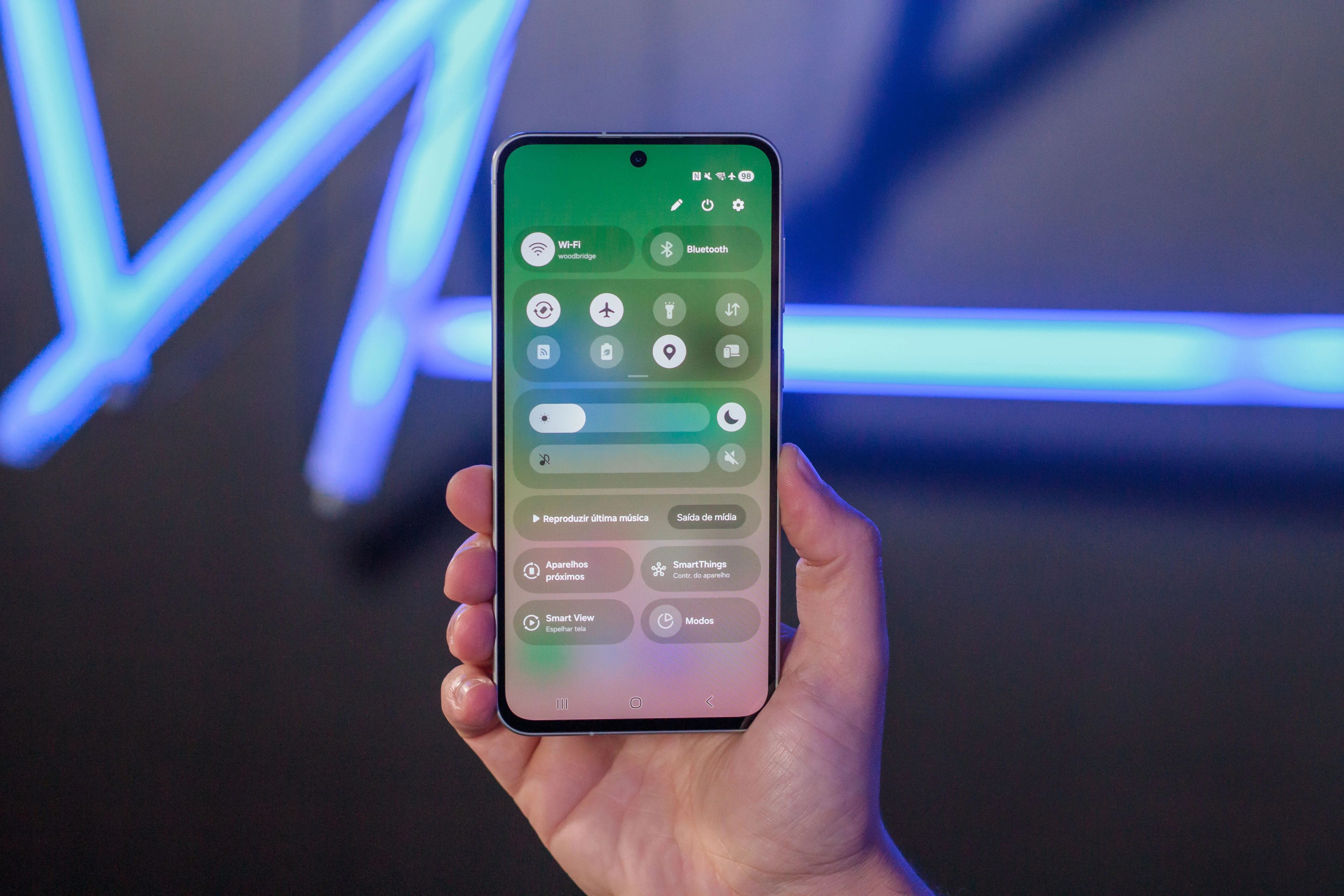 Celulares baratos devem abandonar telas LCD em 2027; entenda a migração