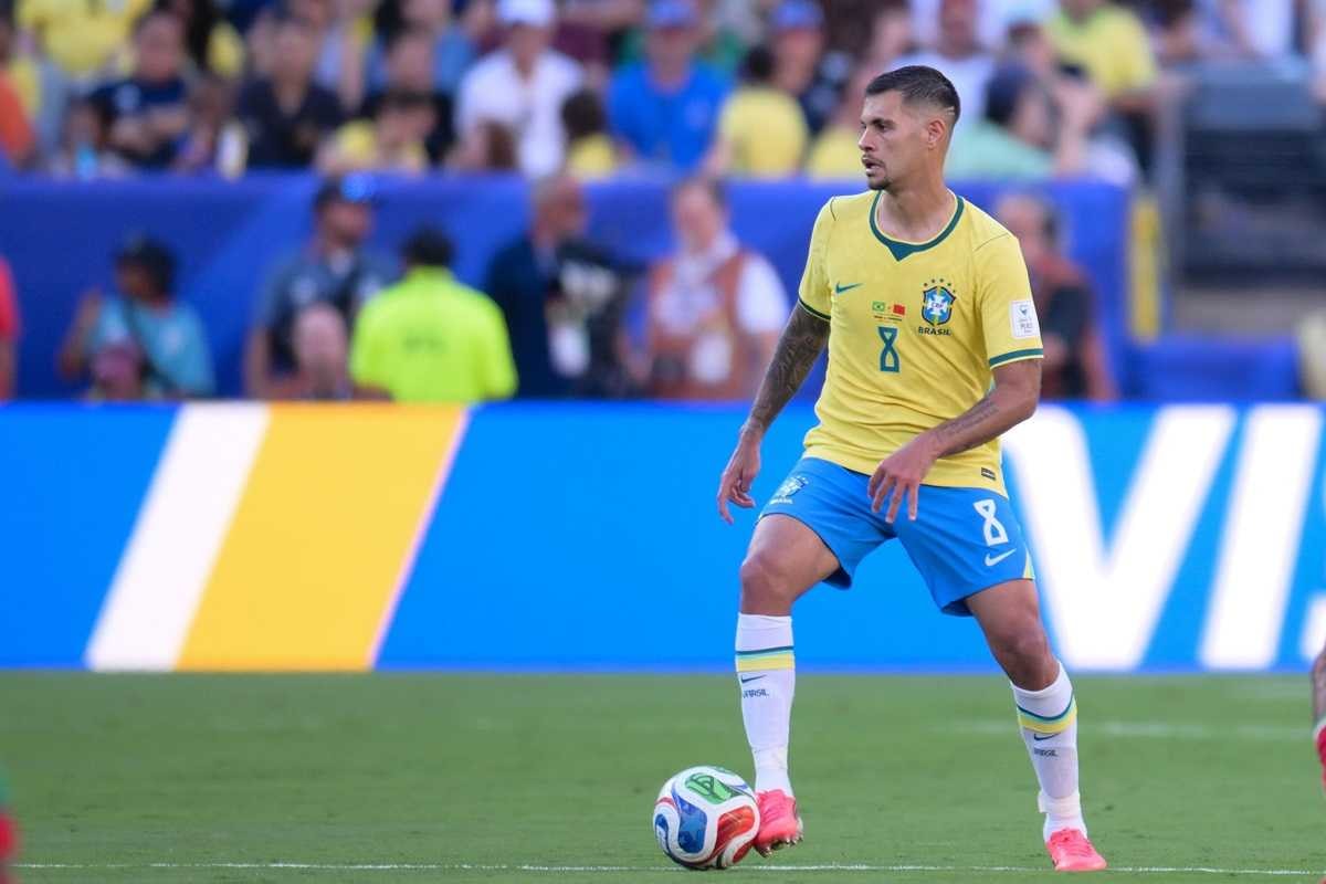 Bruno Guimarães se isola como líder de assistências na Copa do Mundo