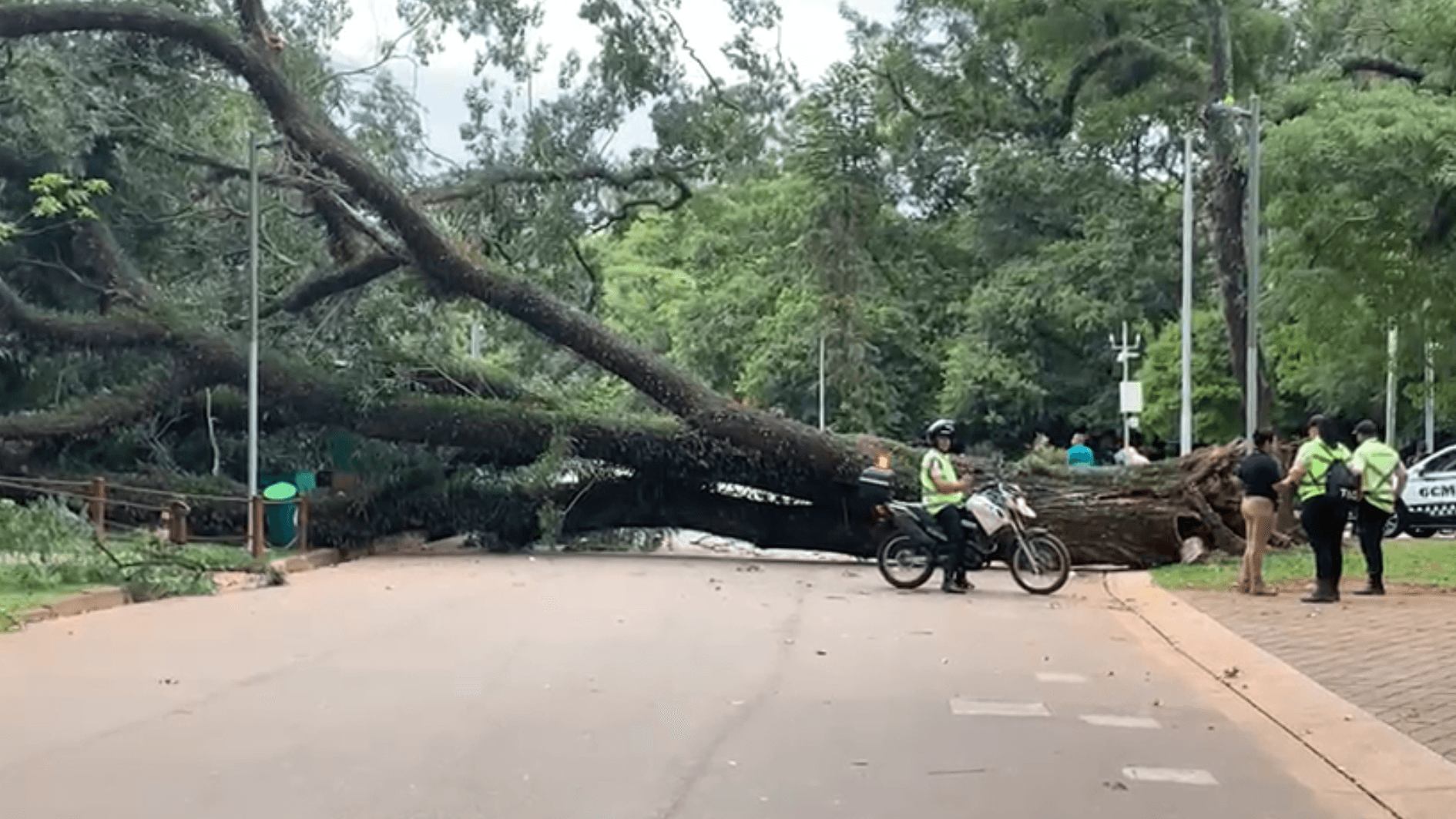 Falha em brinquedo de parque deixa jovem morta e outros três feridos em MG