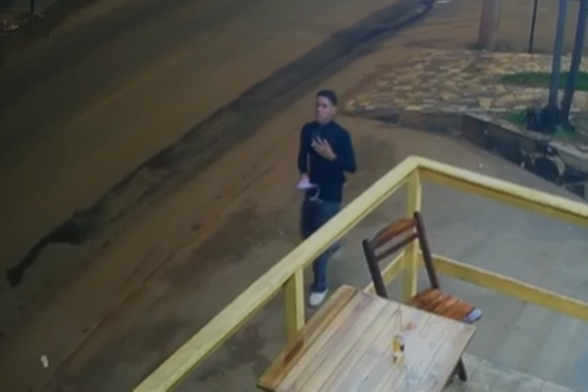Câmeras registraram adolescente momentos antes de desaparecer e ser encontrado morto. Veja vídeo