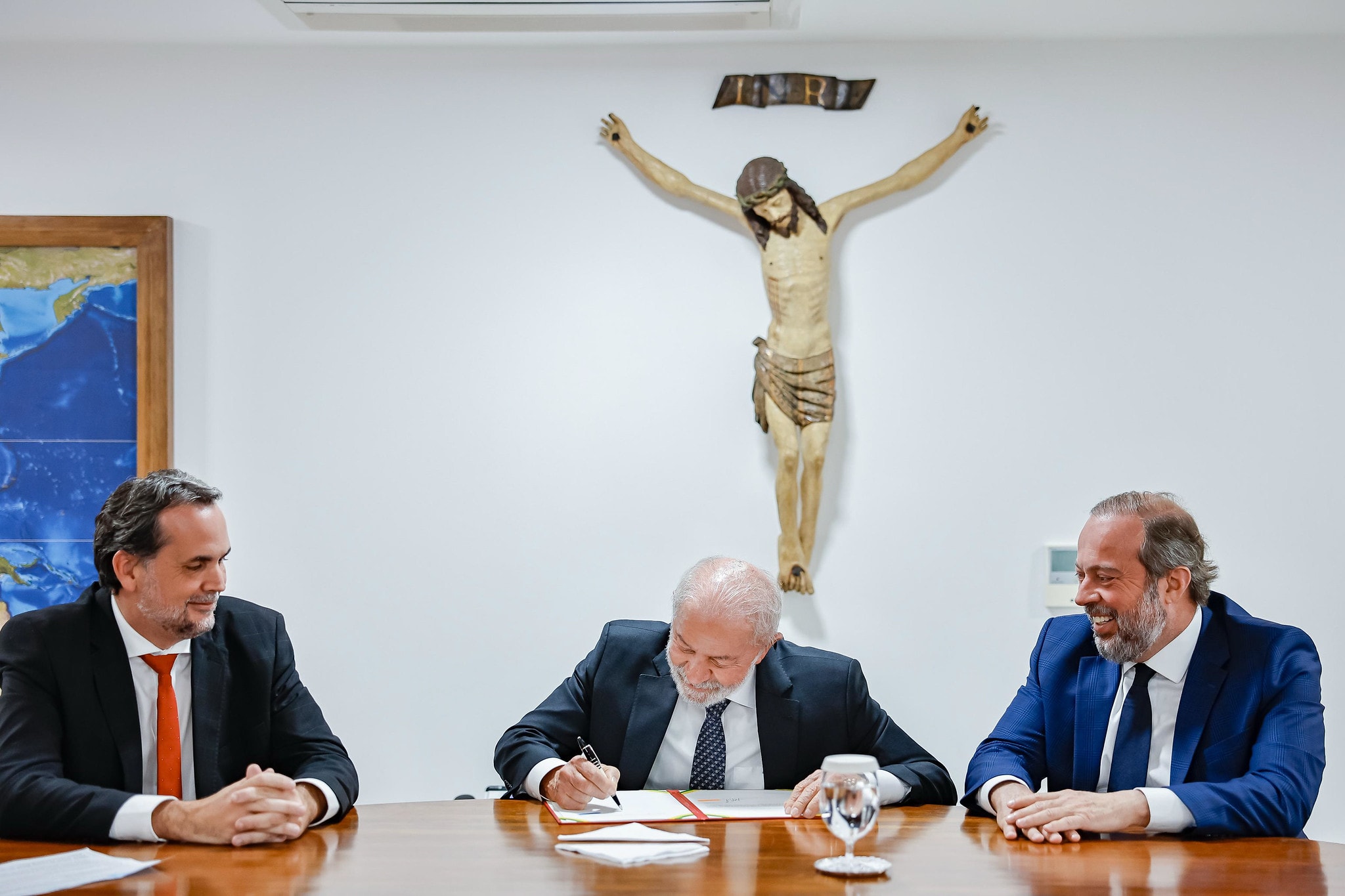 Lula assina MP com subsídio de até R$ 0,89 no litro da gasolina