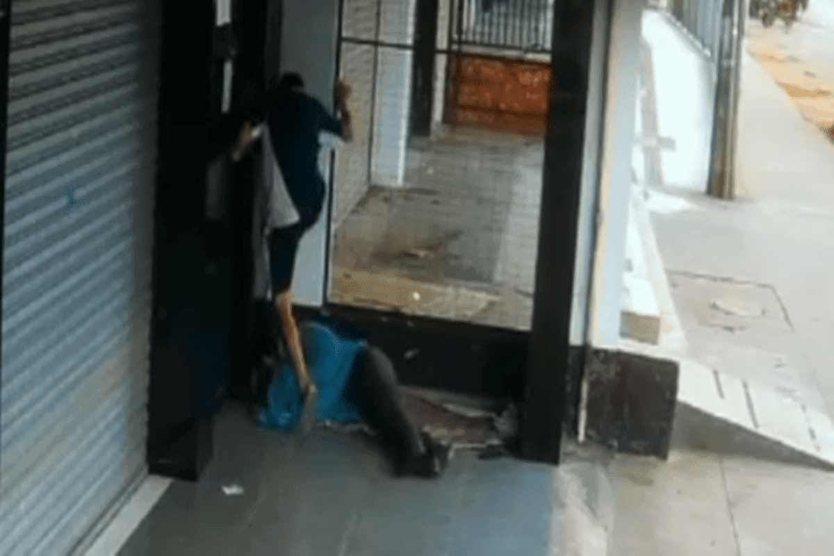 Jovem espanca morador de rua após flagrar homem se masturbando em público