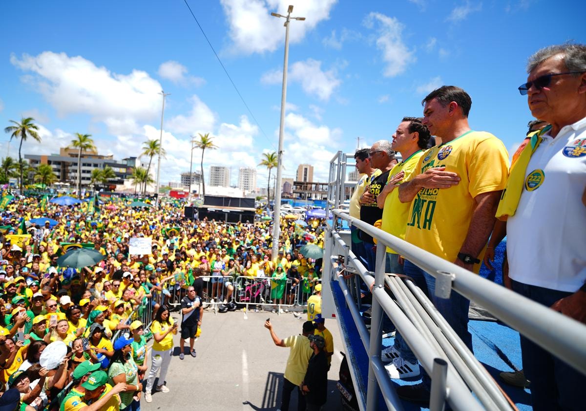 Em Aracaju, Flávio Bolsonaro expõe racha do PL de Sergipe
