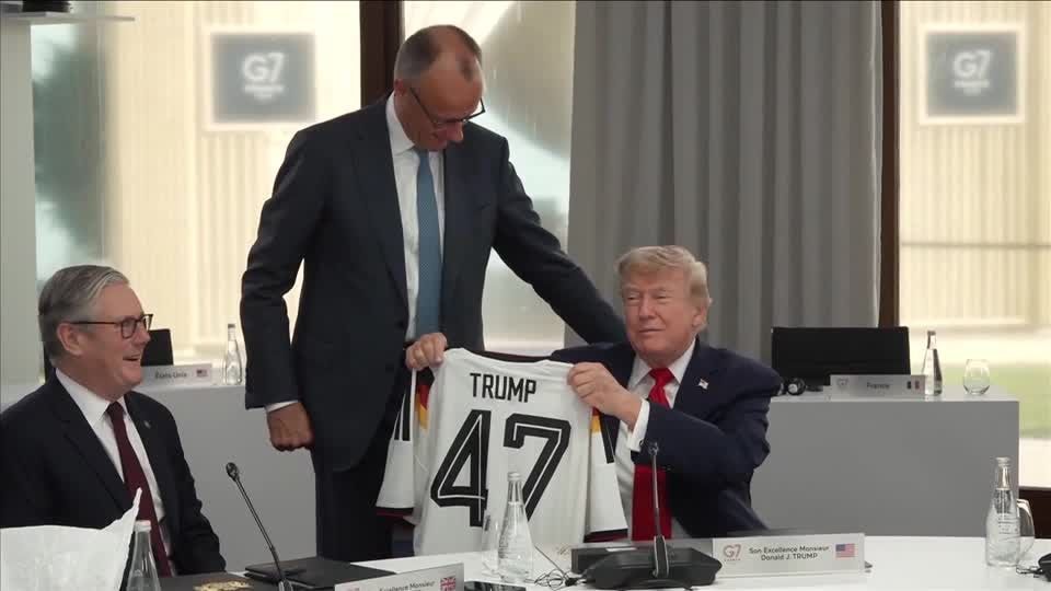 Embaixador do Brasil entrega camisa da Seleção a chanceler do Irã