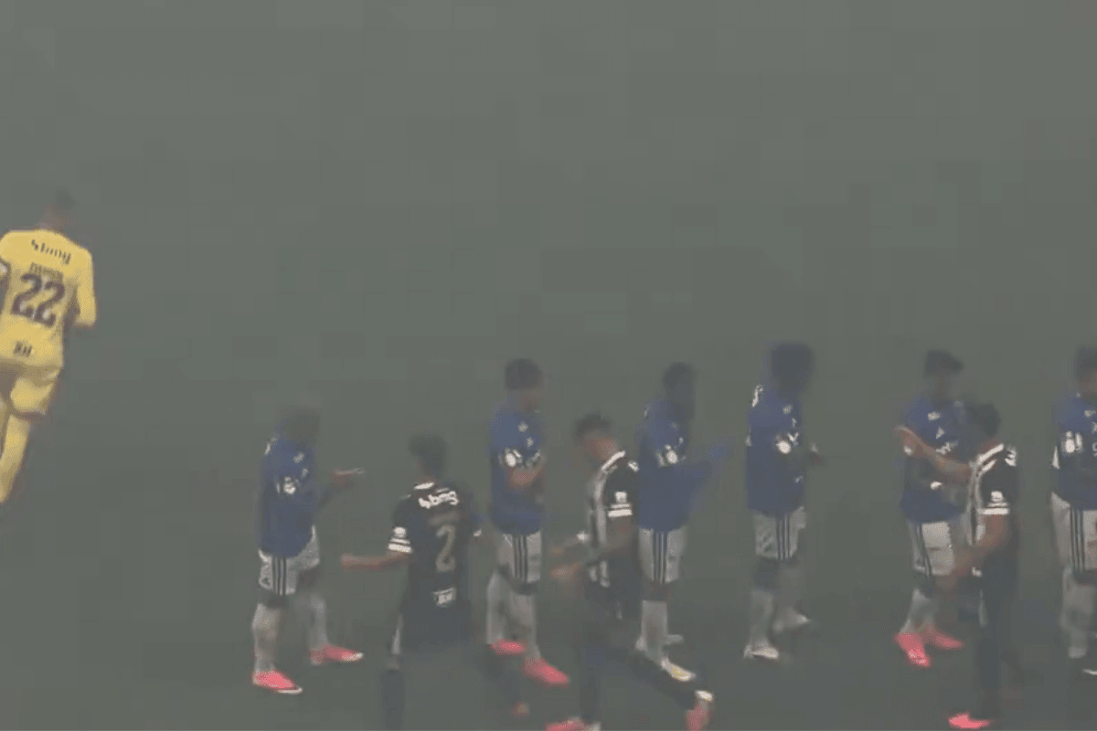 Ruan ignora Kaio Jorge durante aperto de mão no Atlético-MG x Cruzeiro