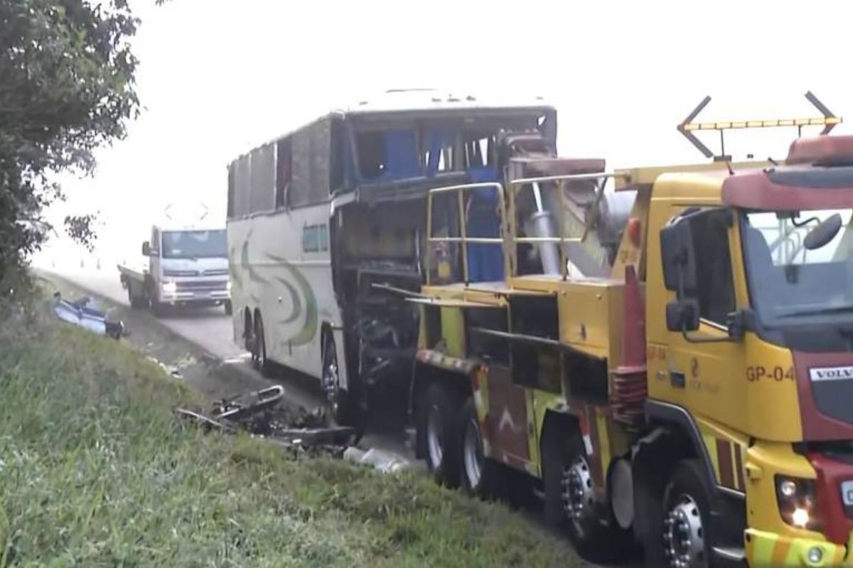 Motorista morre em acidente com ônibus que levava comerciantes ao Brás