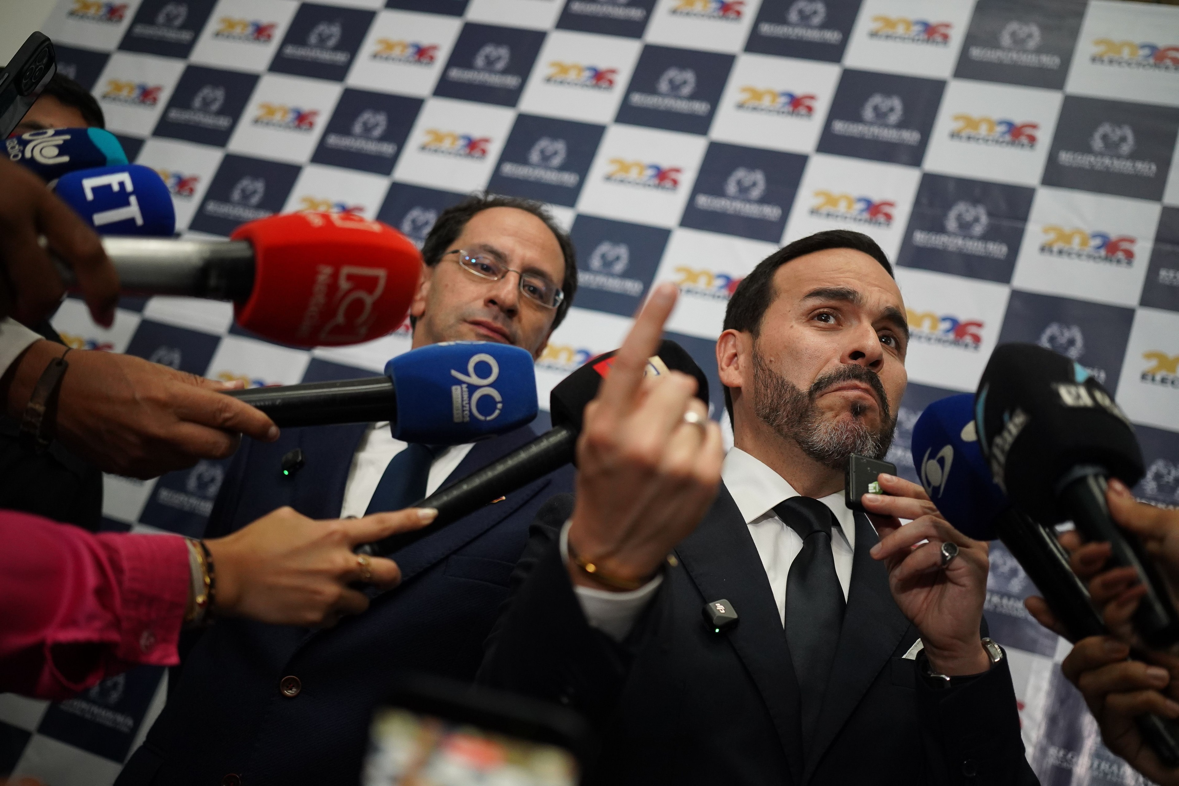Presidente eleito da Colômbia acusa Petro de tentar “golpe de Estado”