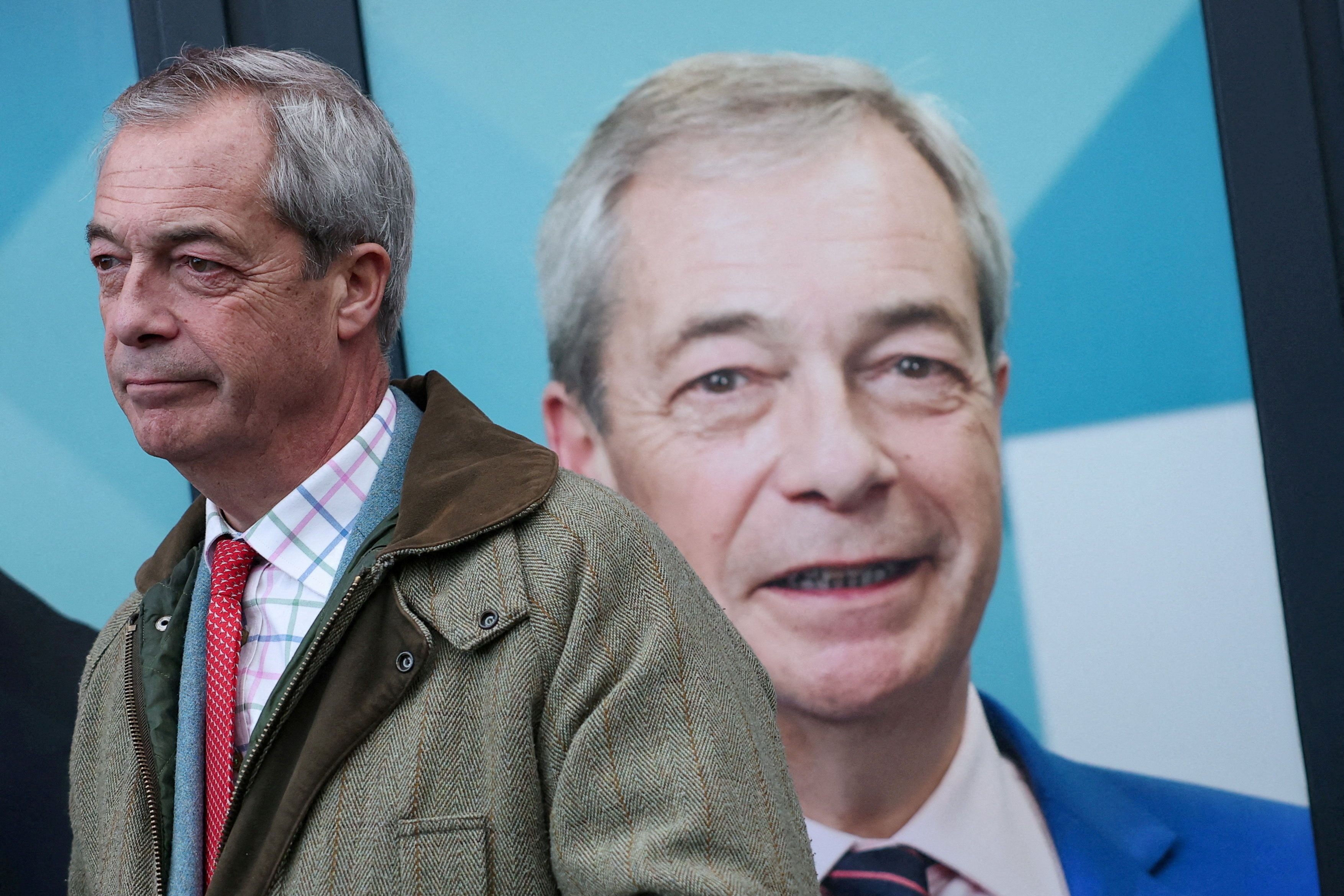 Líder do partido britânico Reform UK promete suspender pedidos de asilo