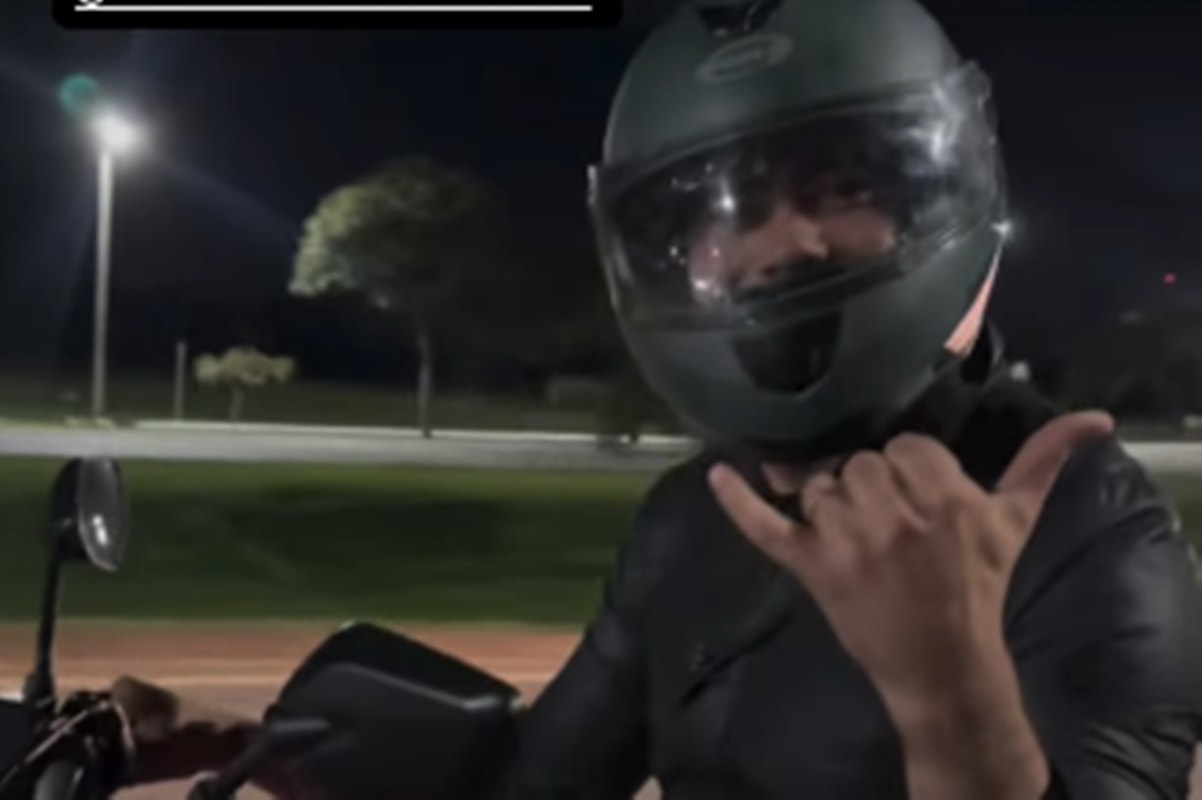 Henrique e Juliano usam moto para fugir de engarrafamento em Goiânia. Veja vídeo