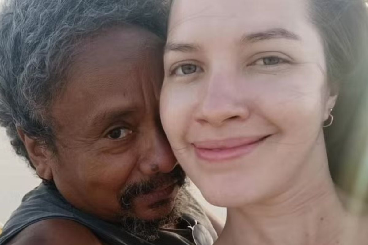 Chico César celebra aniversário de namorada 30 anos mais nova e se declara