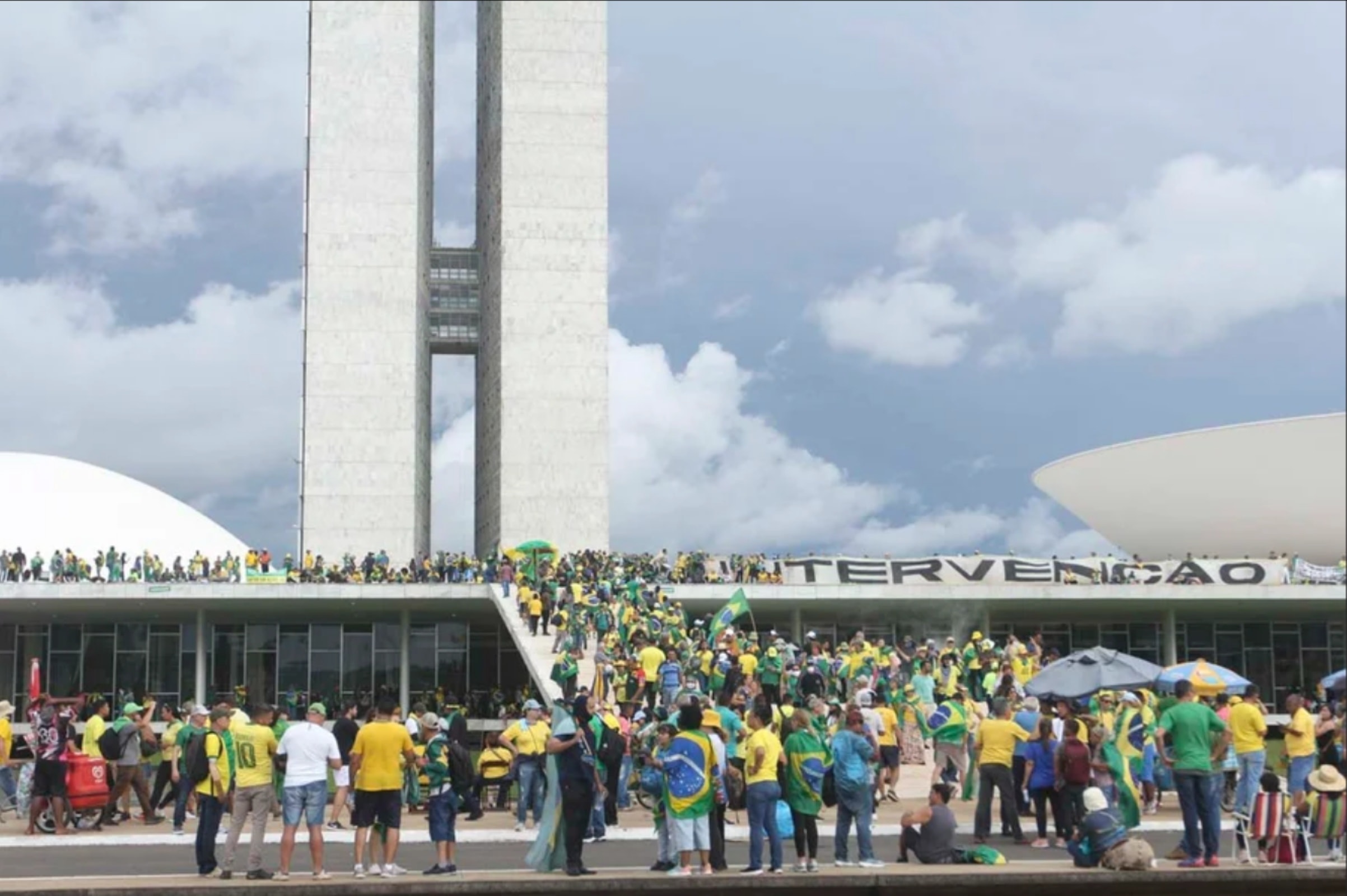 8/1: mineiro que exibiu bastão tomado de policial vira réu no STF