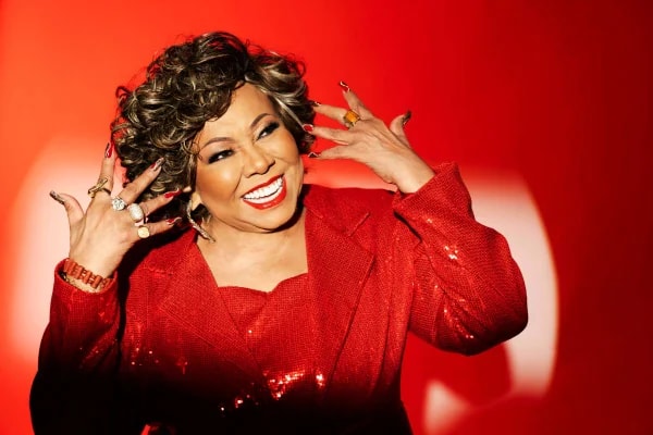 Alcione elogia Lula em show na cidade natal do presidente. Vídeo