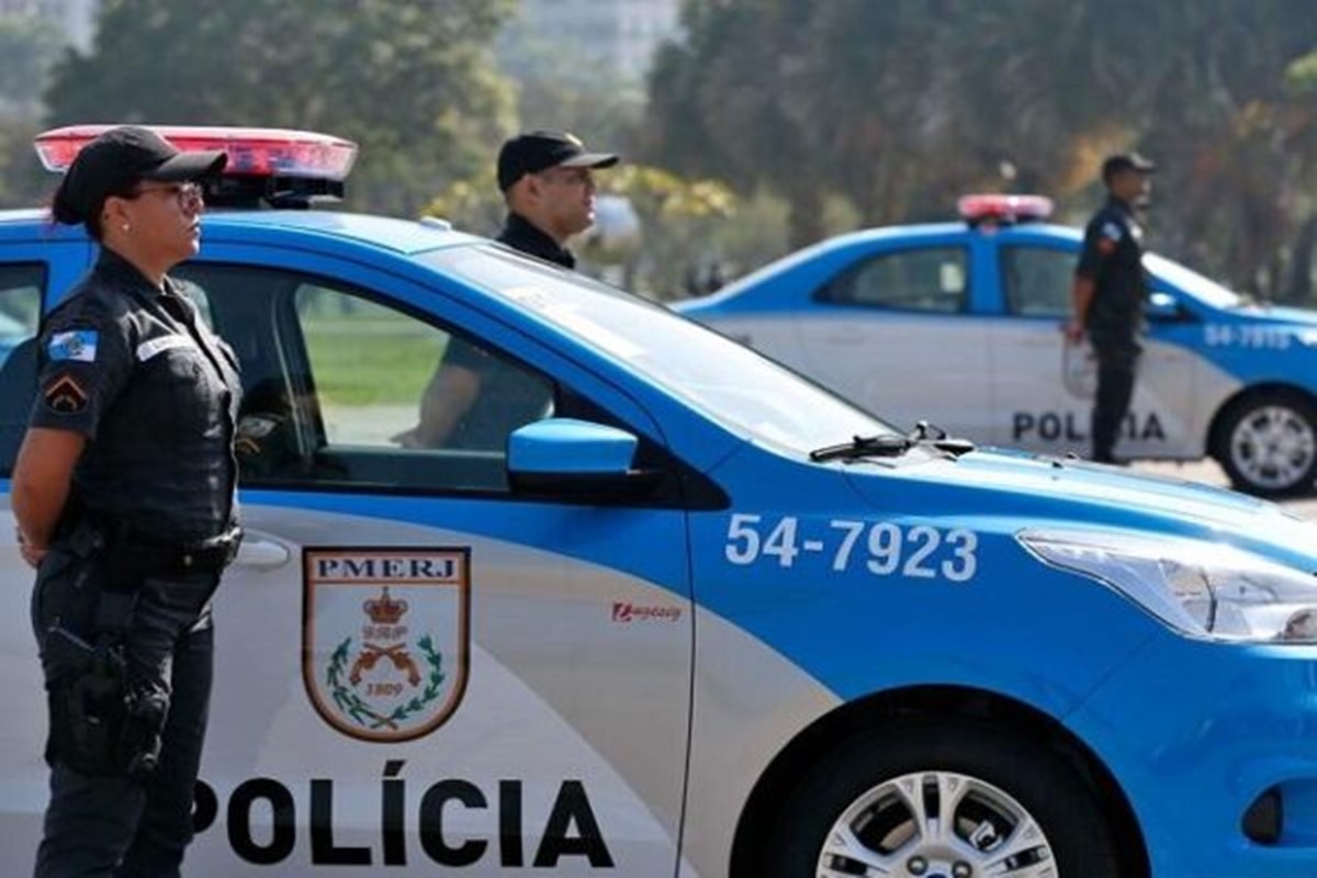 PMs são presos por vender arma apreendida em operação no Rio