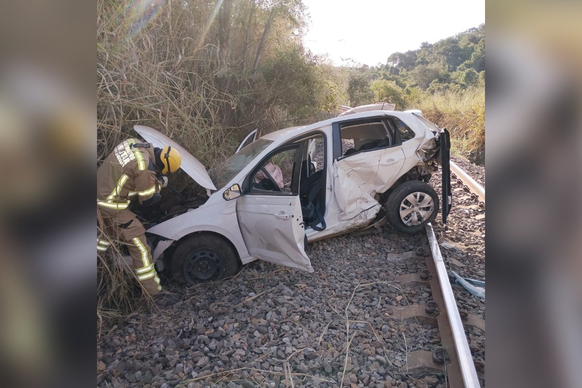 Criança pede socorro após carro capotar, e família é resgatada em MG