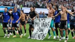 Argentina pode ser punida pela Fifa por faixa sobre Malvinas após vitória sobre a Inglaterra