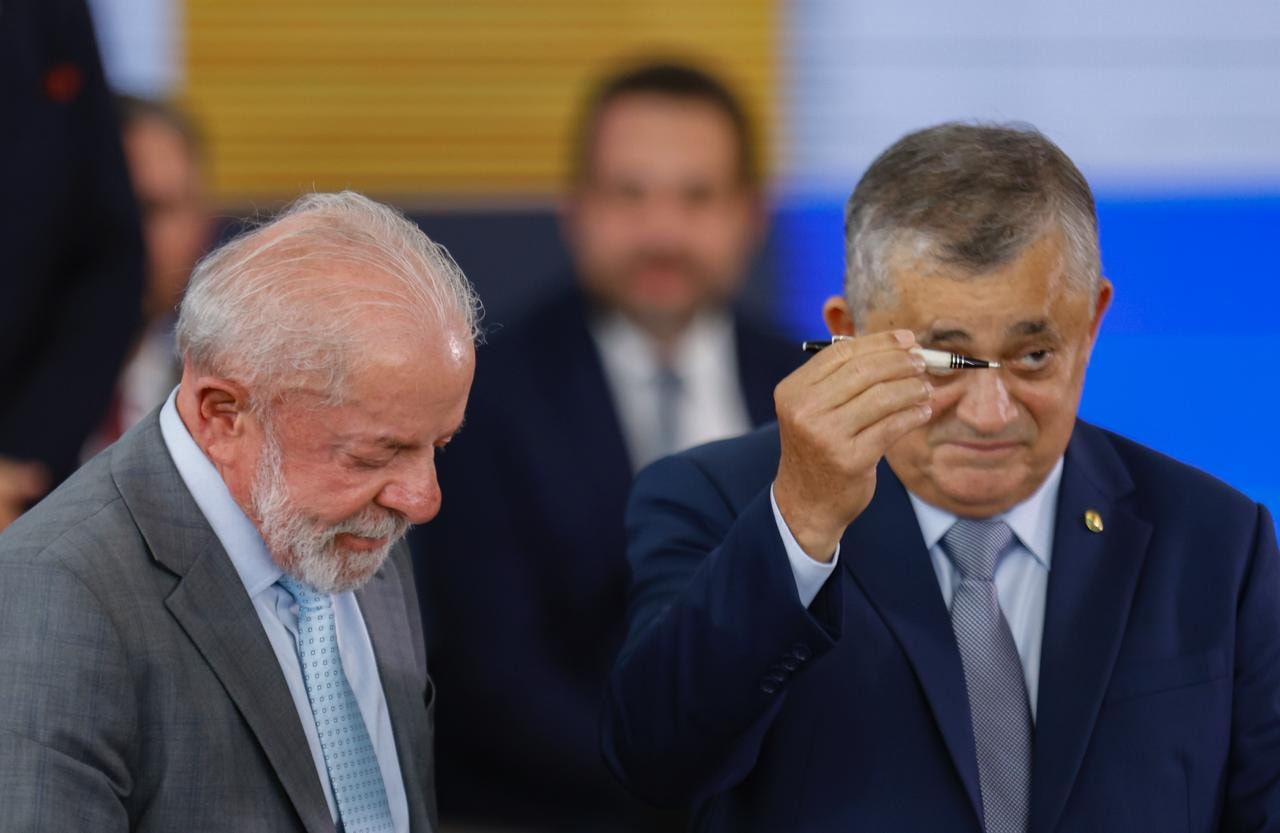 José Guimarães repete gesto de Bolsonaro com caneta de Lula