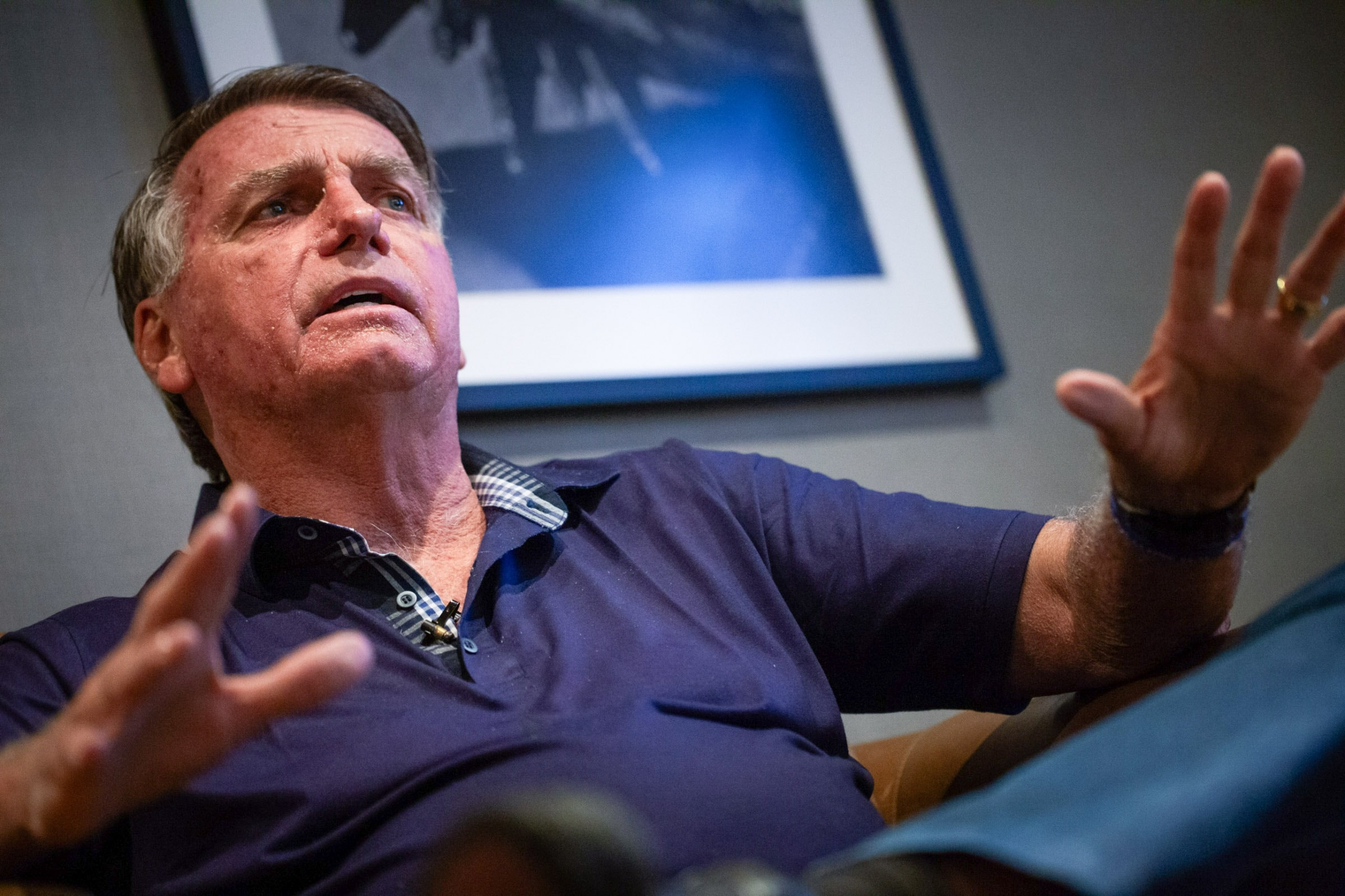 PCDF indicia agente do GSI por porte ilegal de arma de Bolsonaro