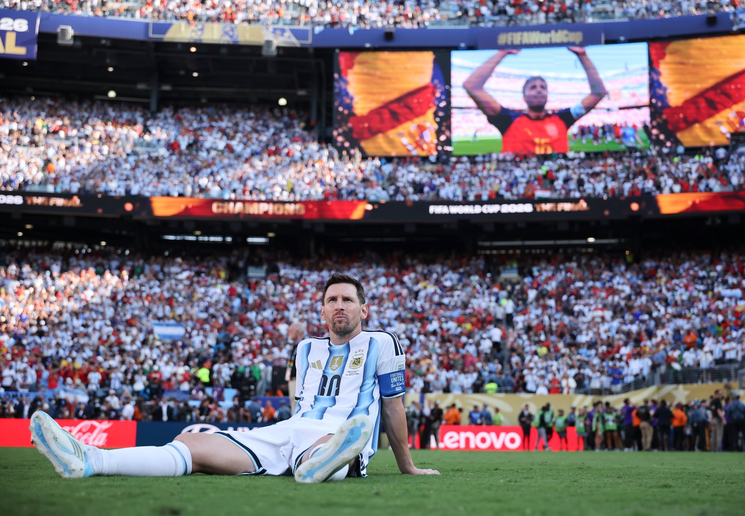 Messi assiste à comemoração da Espanha sentado no gramado