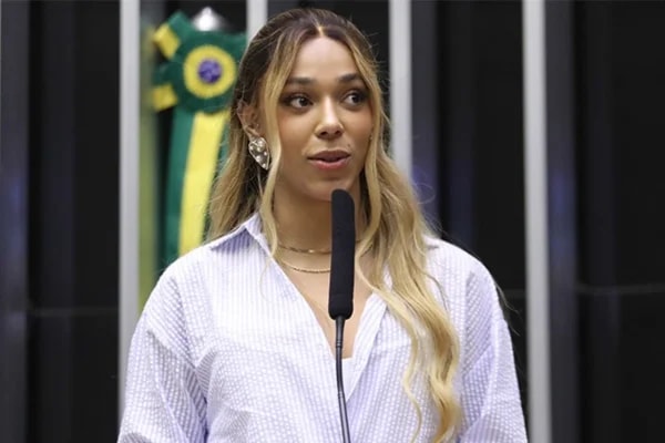 André Fernandes se defende em ação de Erika Hilton por transfobia