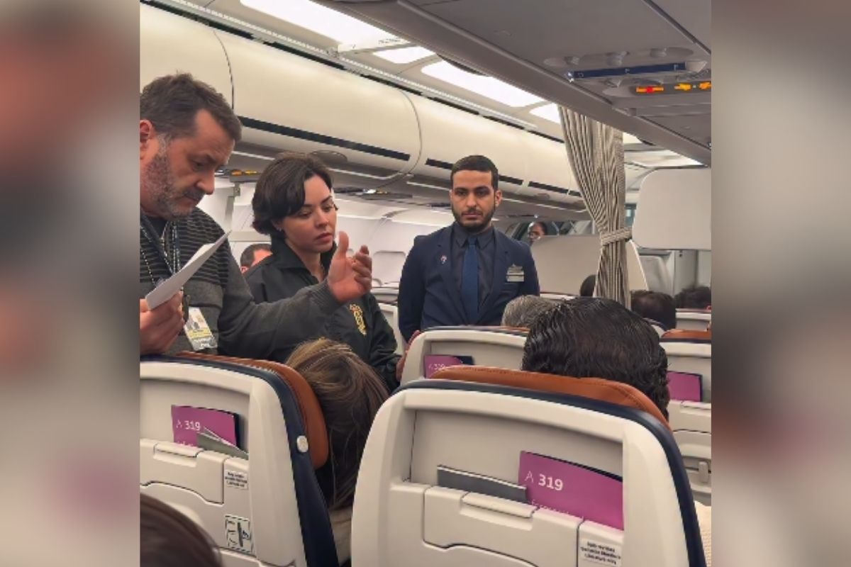 Homem diz ser VIP e atrasa voo ao remover malas de outros passageiros