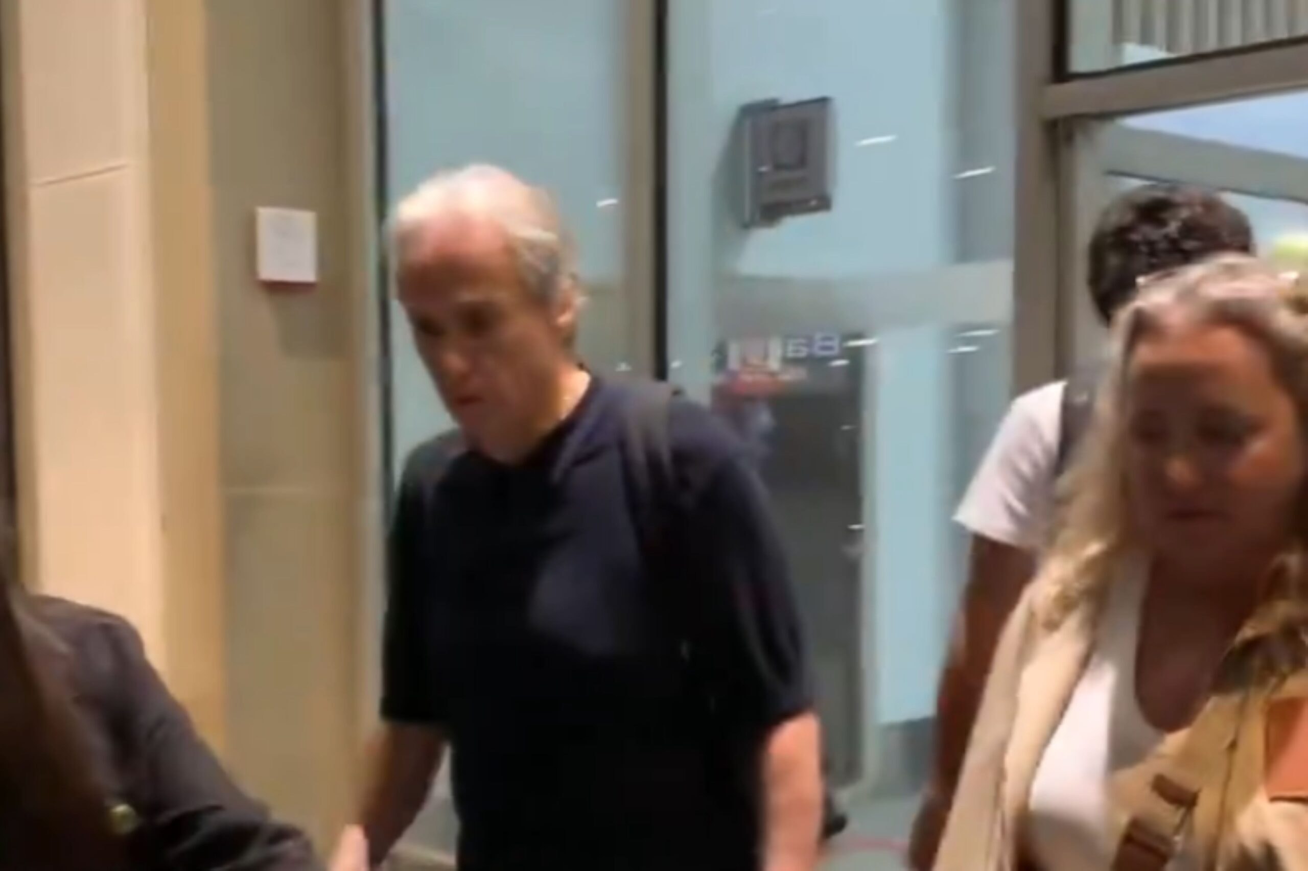 Jorge Jesus desembarca no Rio para acompanhar Flamengo no Maracanã. Assista ao vídeo