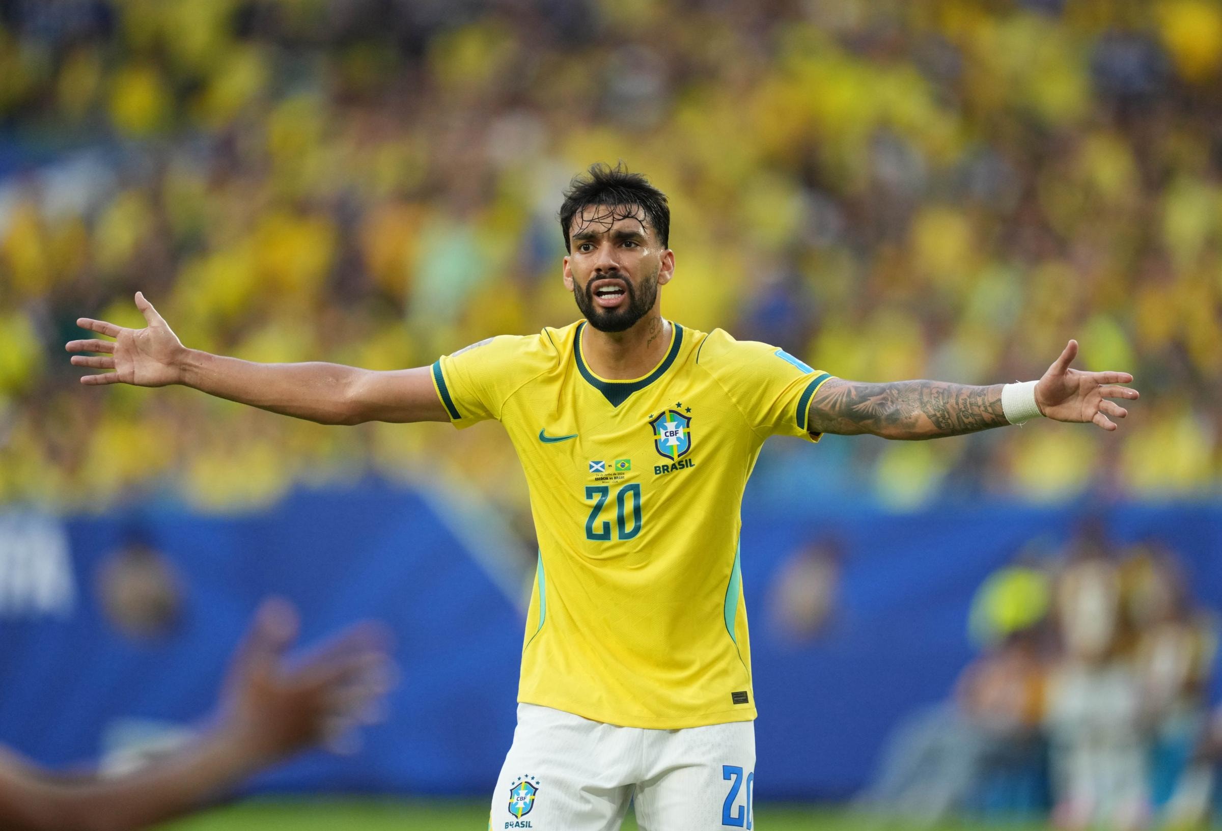 Paquetá sai de campo amparado pelos companheiros após fim do 1º tempo
