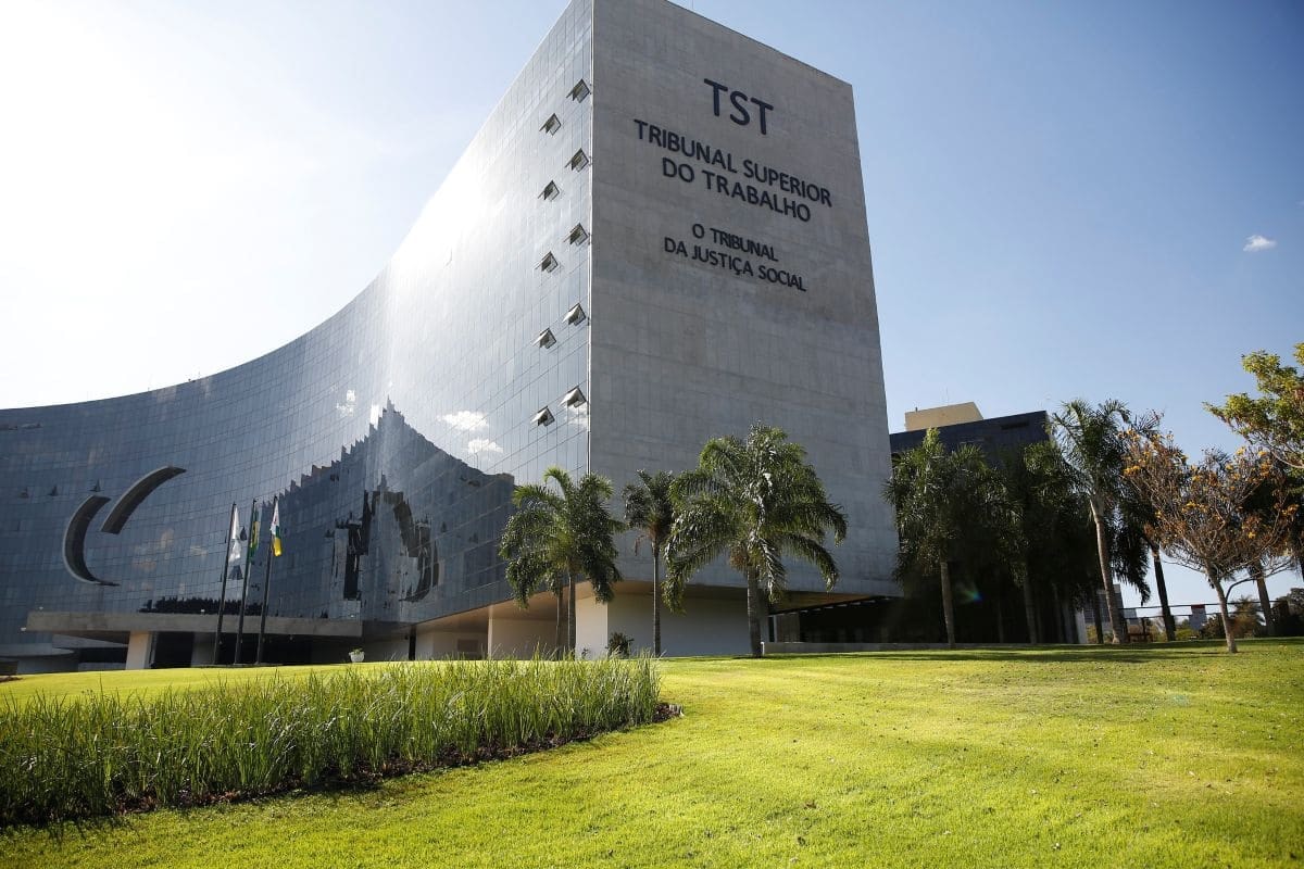 Homem ofendido por ser careca abandona emprego e Justiça condena empresa