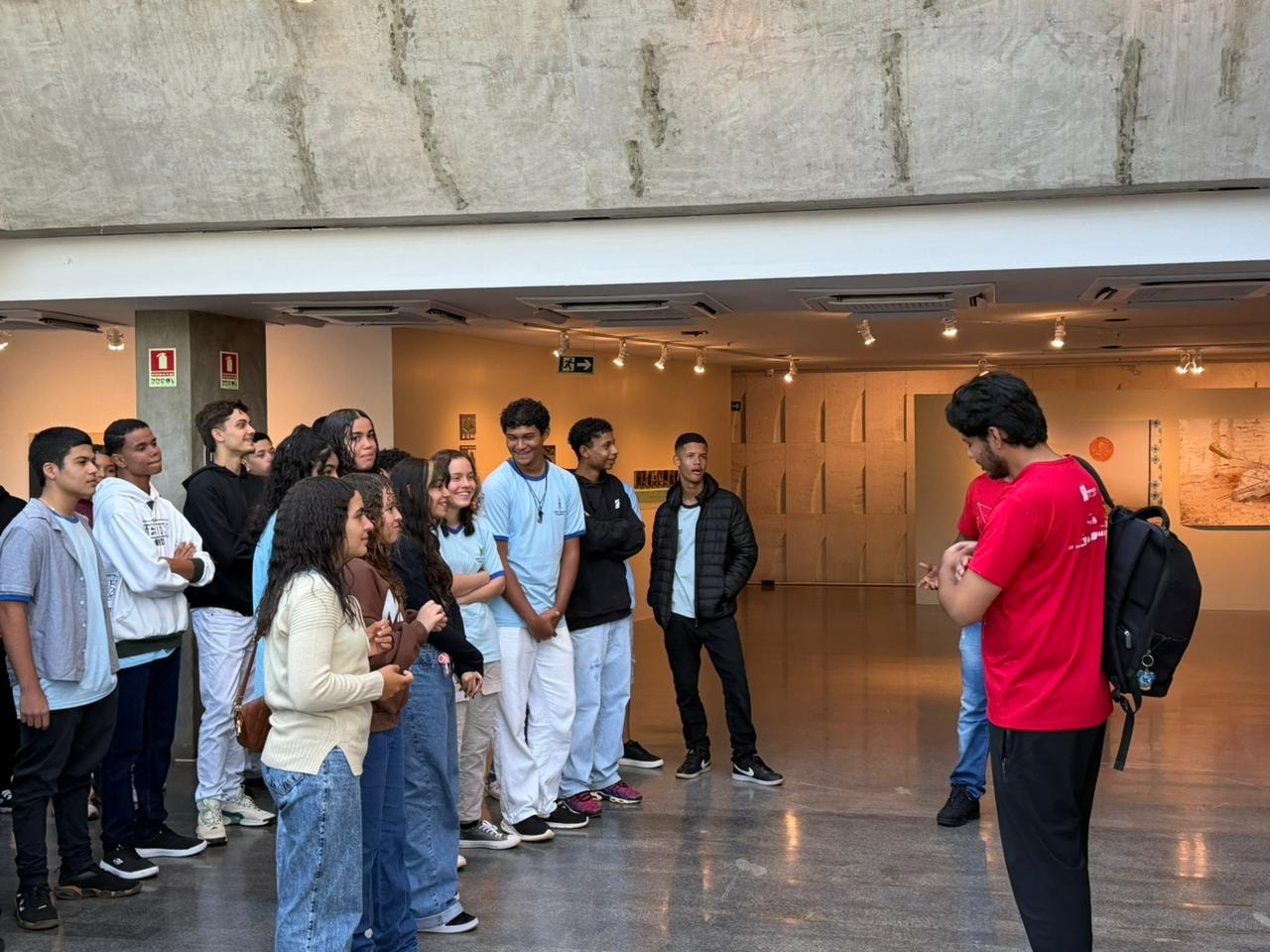 Alunos transformam aula em imersão artística na mostra Constelações