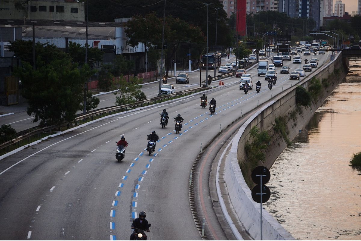 Afundamento de pista causa interdições de faixas na Avenida do Estado