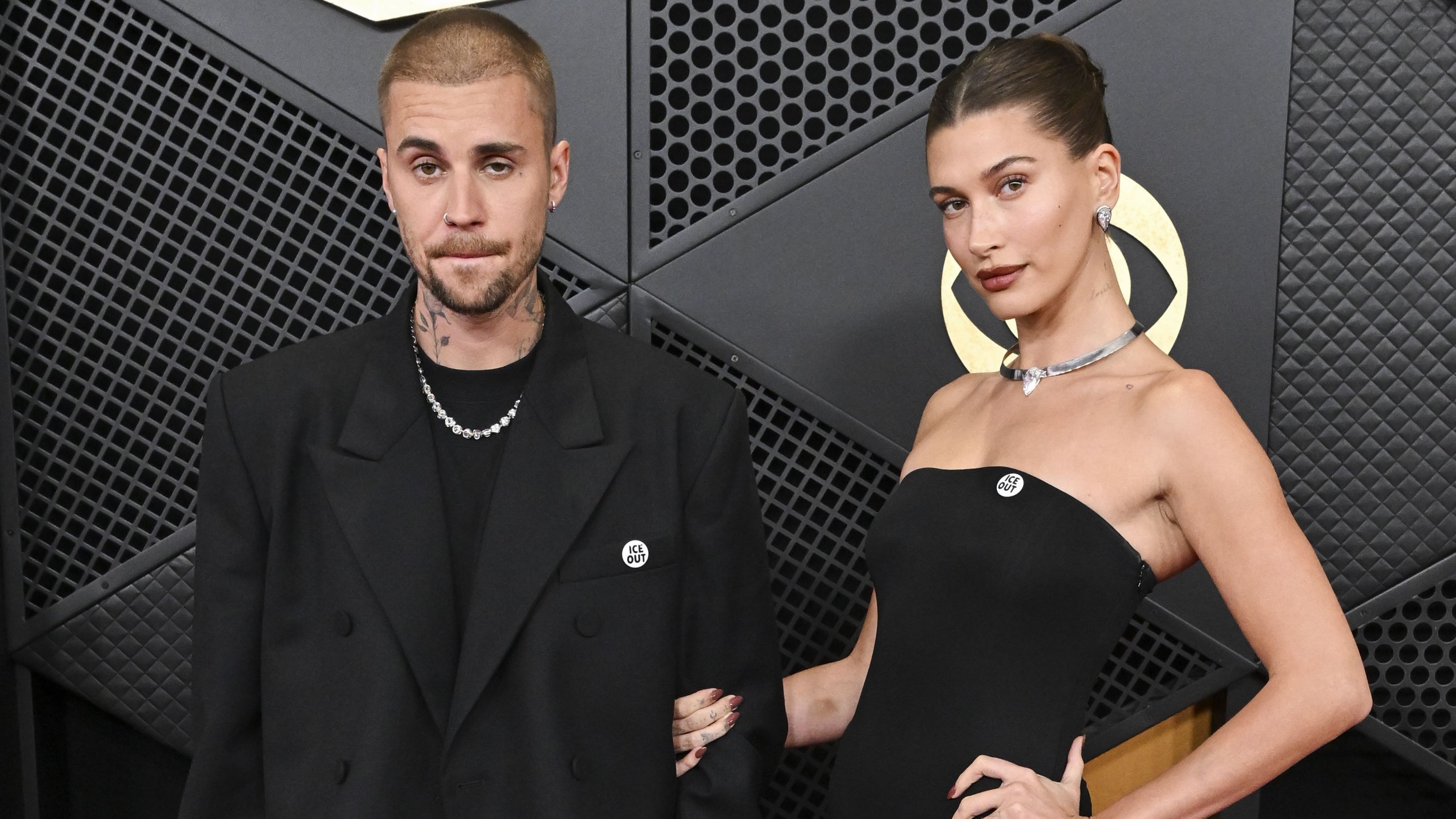 Justin Bieber beija Hailey enquanto comemoram vitória dos Knicks; veja