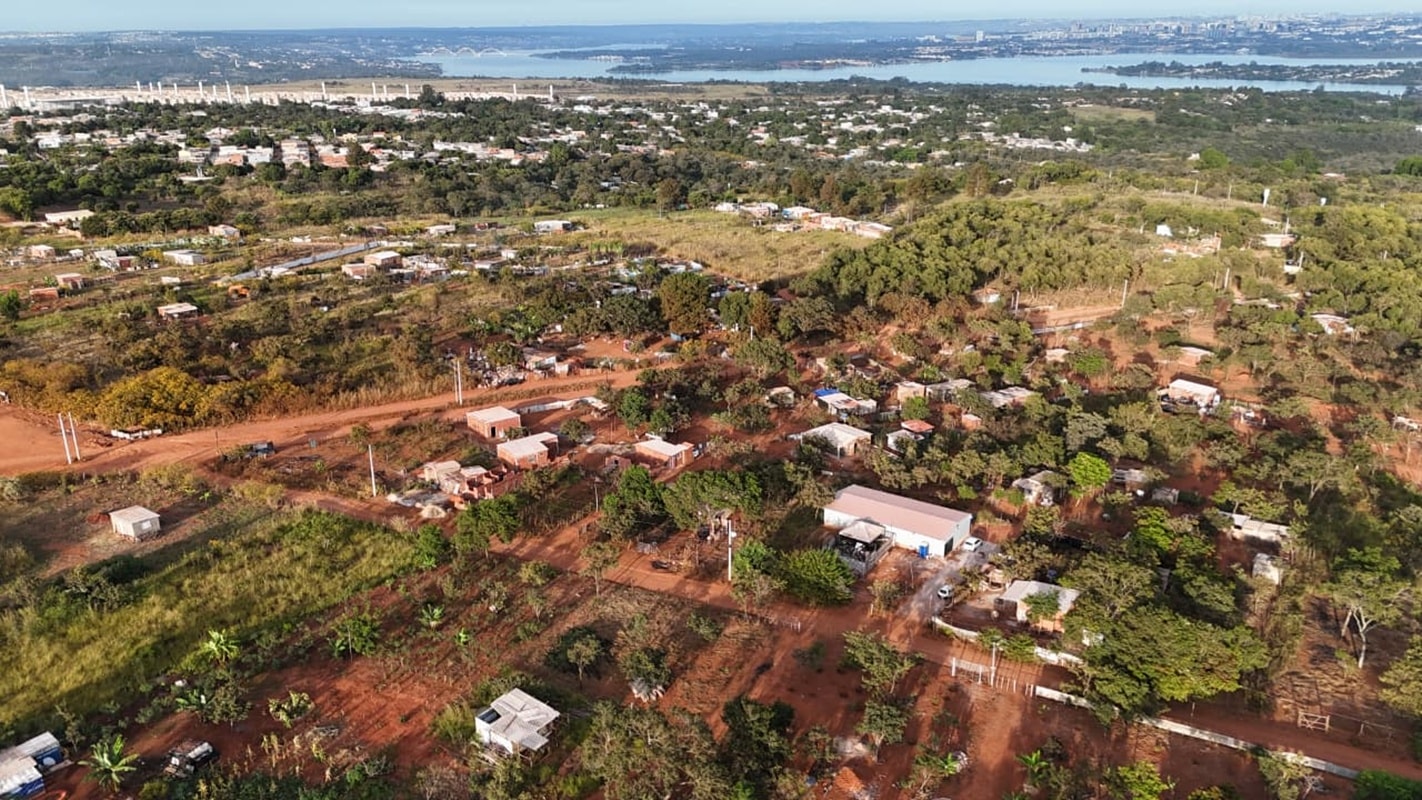 Com vista para o lago, grileiros formam "balneário da invasão" em Brasília. Veja vídeo