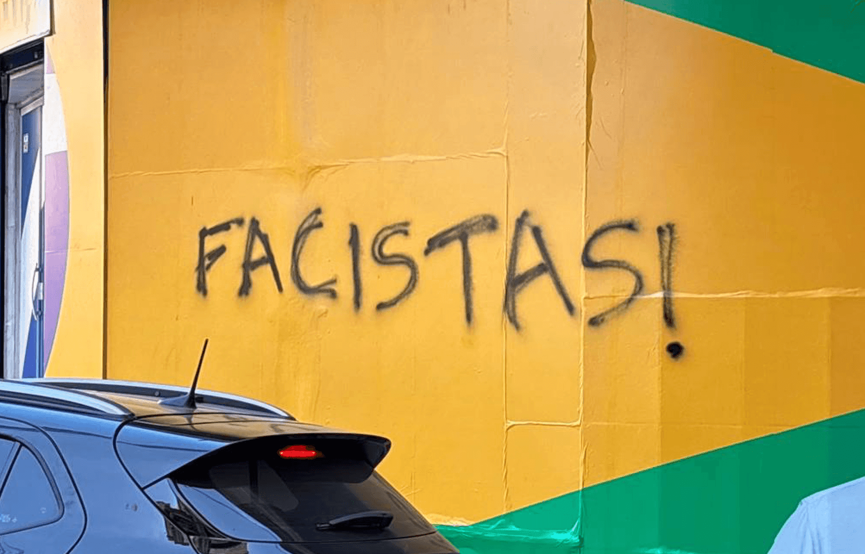 Após ato de Nikolas, sede de campanha do PL é pichada em Juiz de Fora