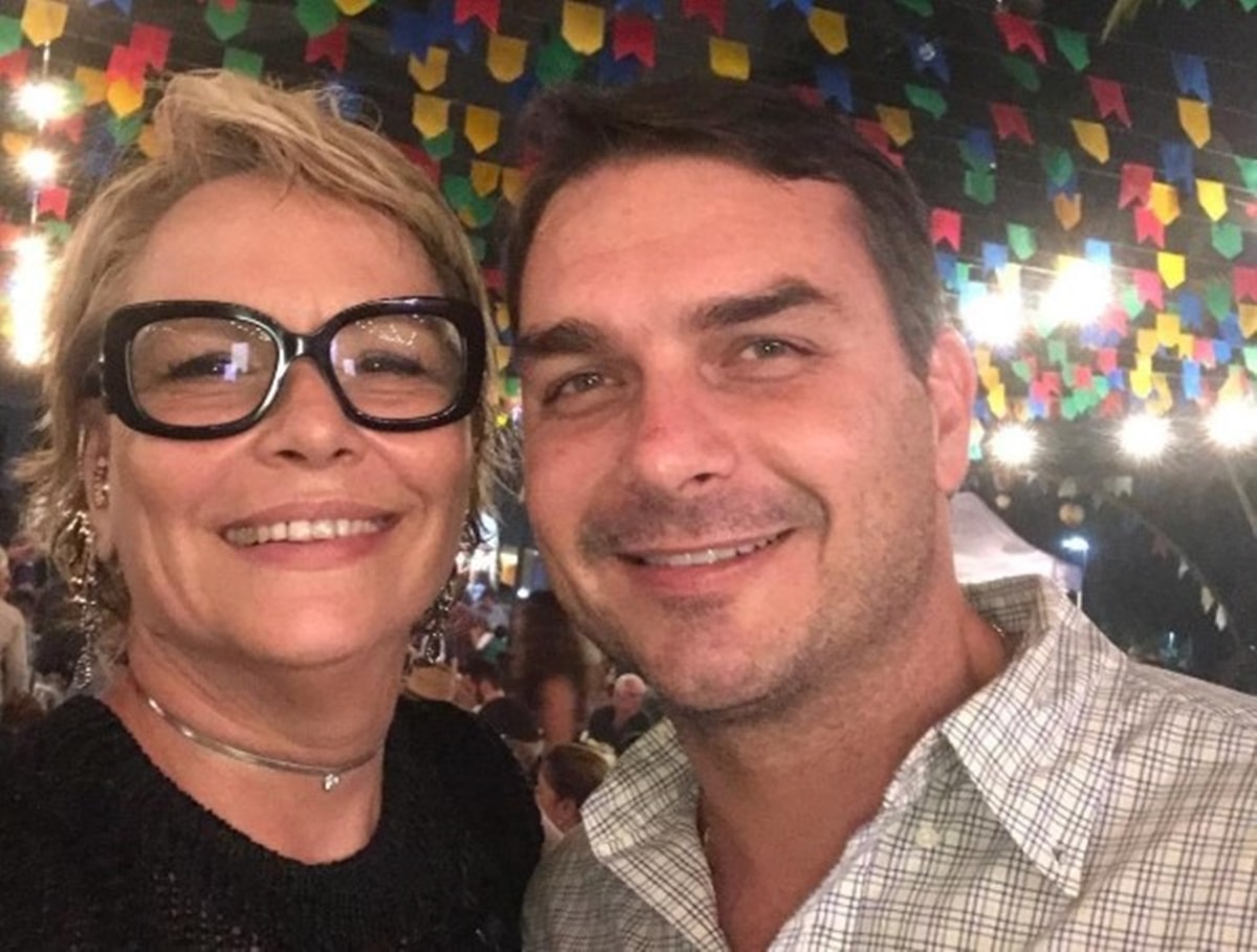 Ex-mulher de Jair e mãe de Flávio Bolsonaro recebe R$ 1 milhão do PL
