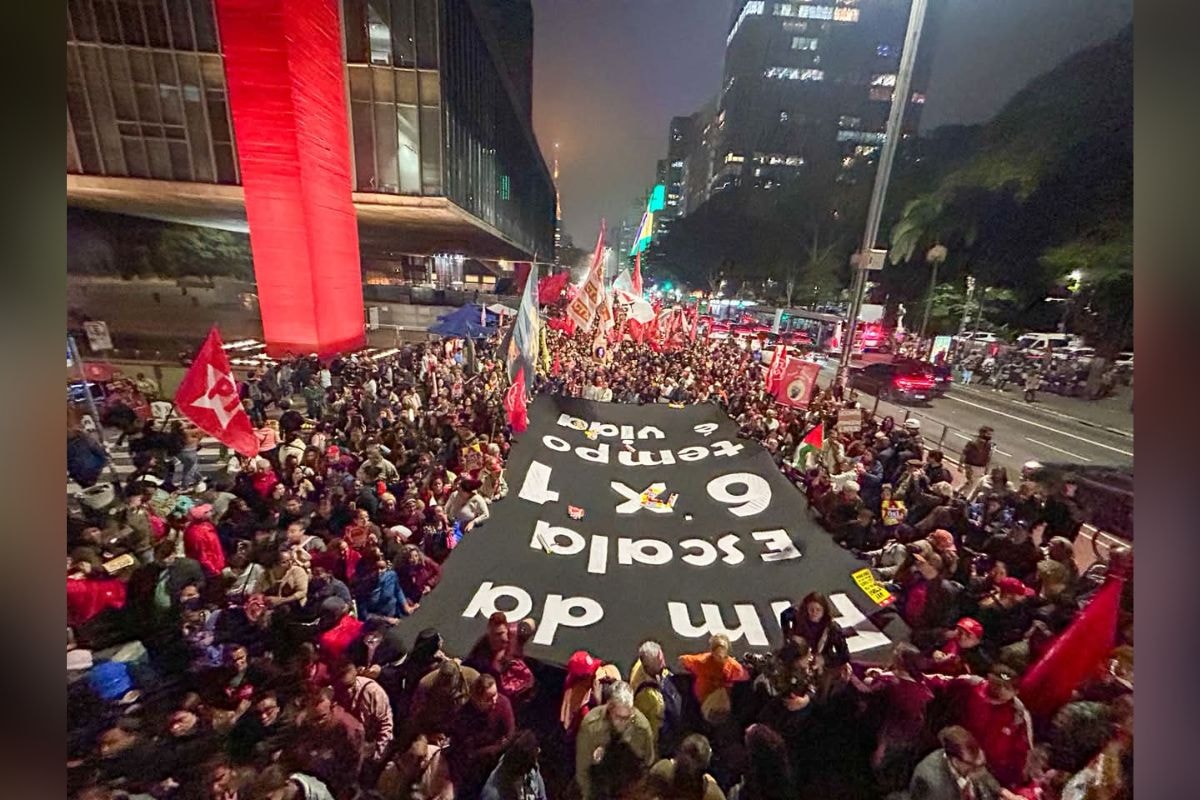Manifestantes protestam na Paulista por fim da escala 6x1. Veja vídeo