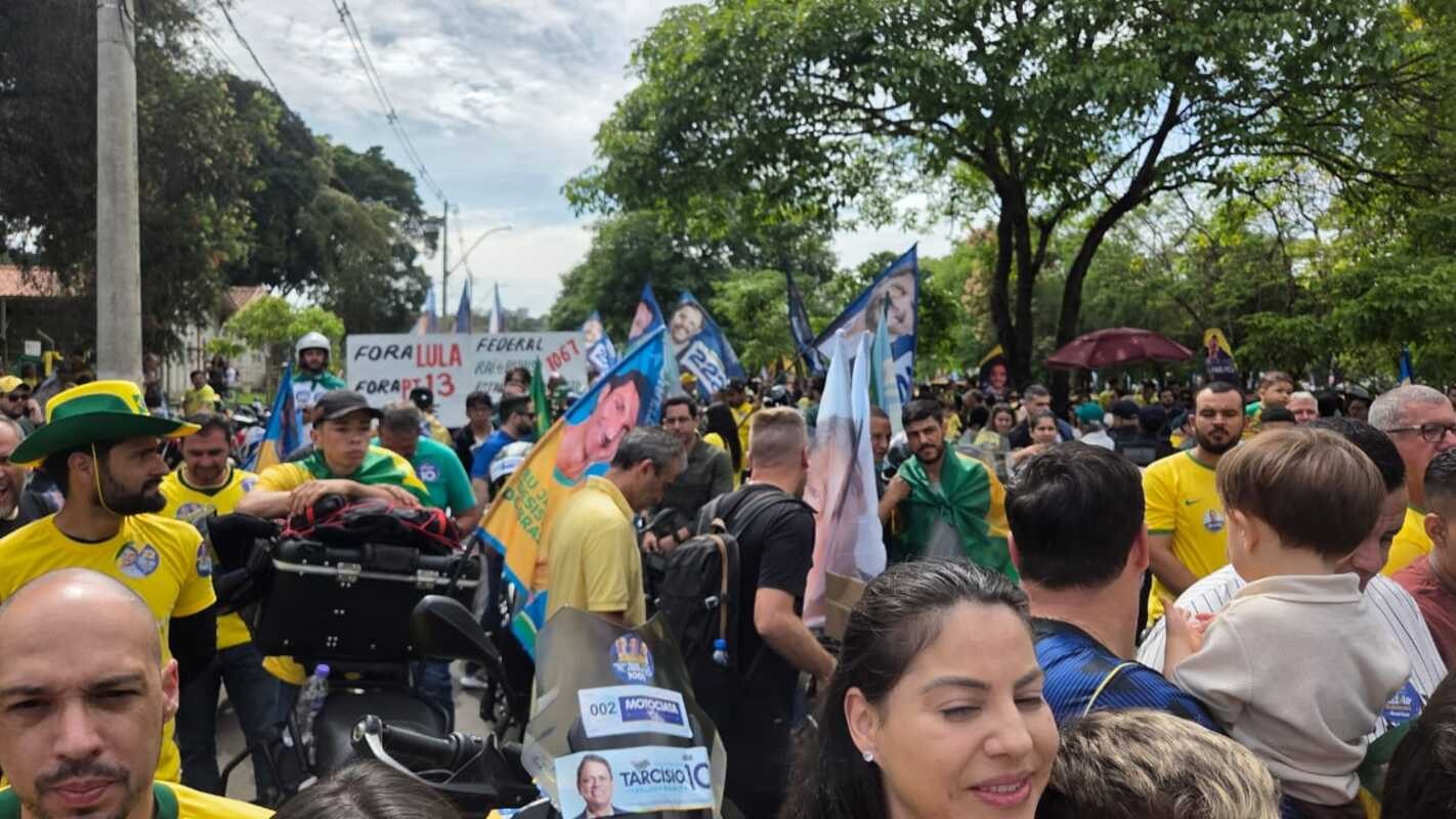 Tarcísio e Flávio Bolsonaro se unem em motocarreata no interior de SP