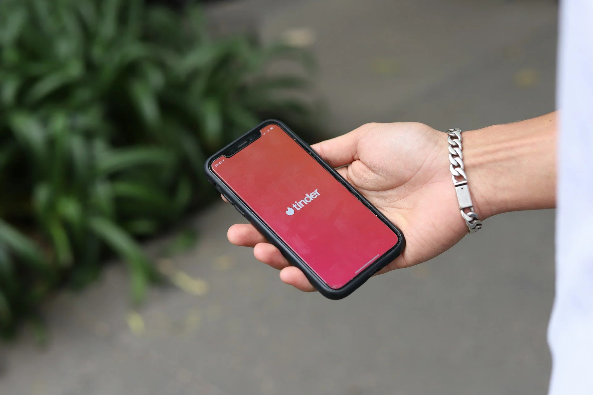 Terceirizou o flerte? Como o ChatGPT está estragando apps de namoro