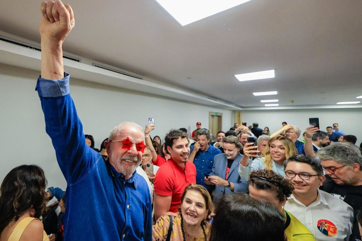 Lula volta para Brasília após festa da vitória em São Paulo