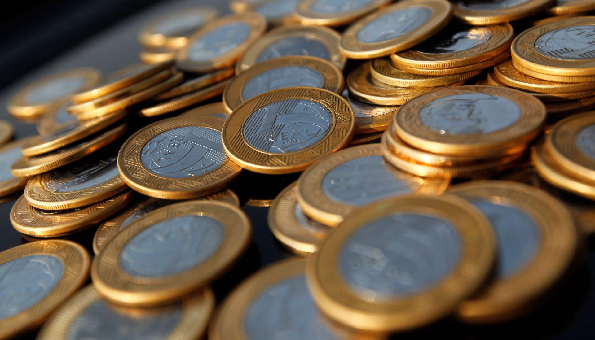 Juros futuros longos cedem 10 pontos-base com expectativa de eleição acirrada