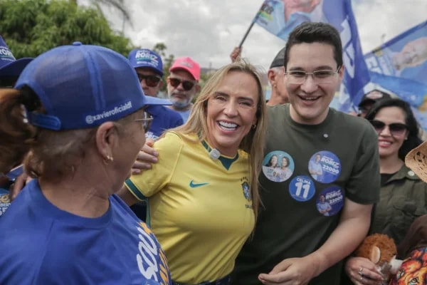 Em carreata, Celina pede voto em “chapa fechada” com Flávio, Michelle e Bia